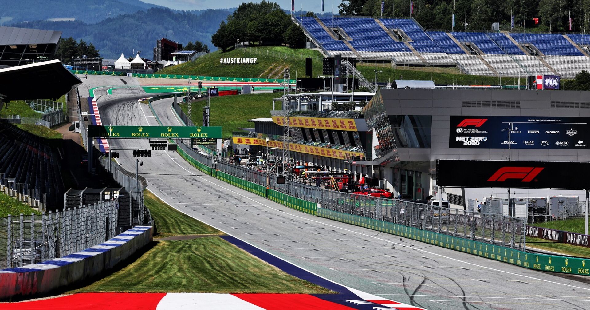 Die Rennstrecke in Spielberg, dahinter die noch leeren Tribünen