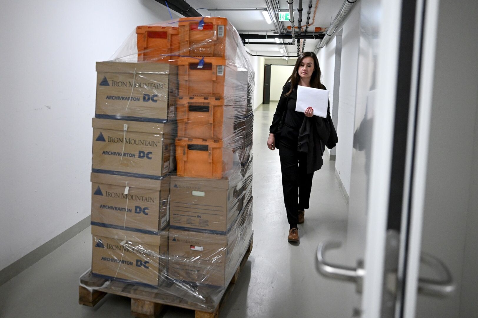 Die Leiterin der Wahlkommission Michaela Grubesa mit Kisten voller Befragungsbögen am Weg zu der Sitzung.