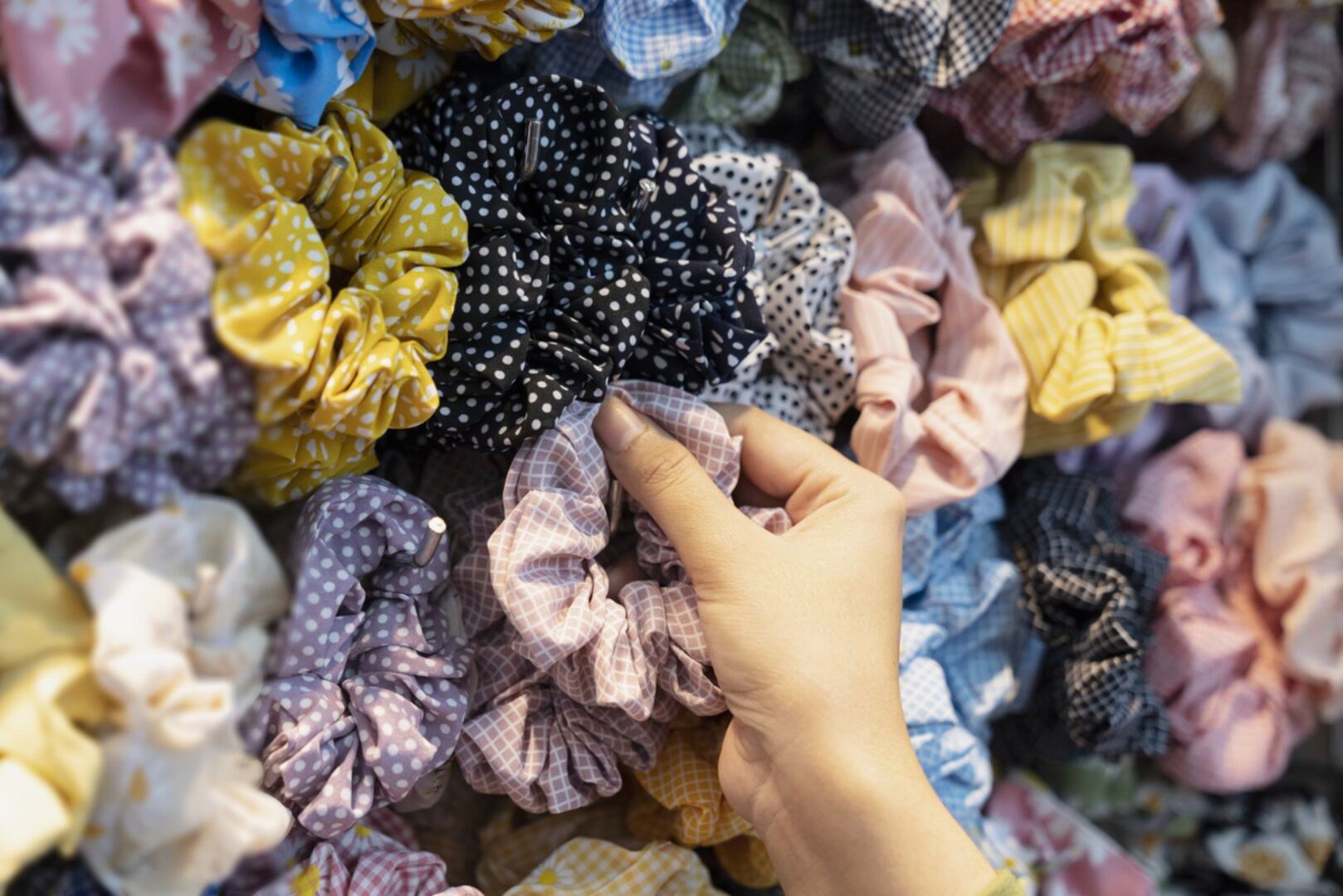 Bunte Haargummis | Credit: iStock.com/Thirawatana Phaisalratana