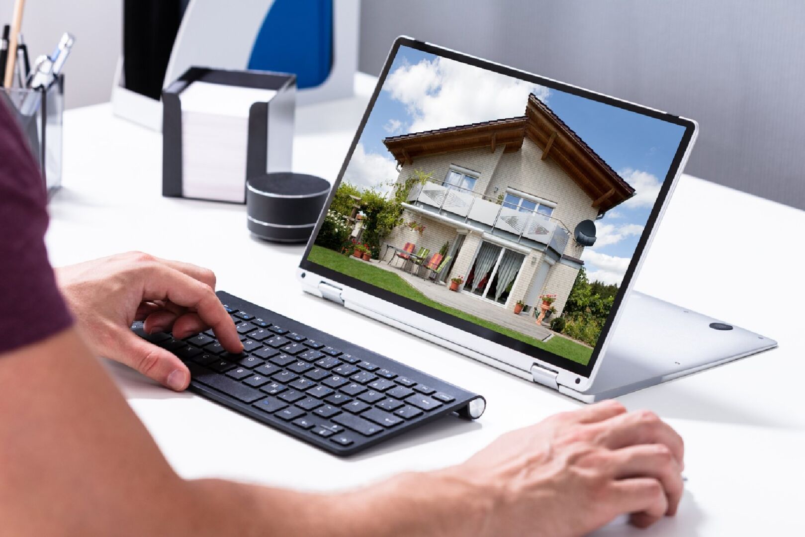 Mann sucht online ein Haus | Credit: iStock.com/AndreyPopov