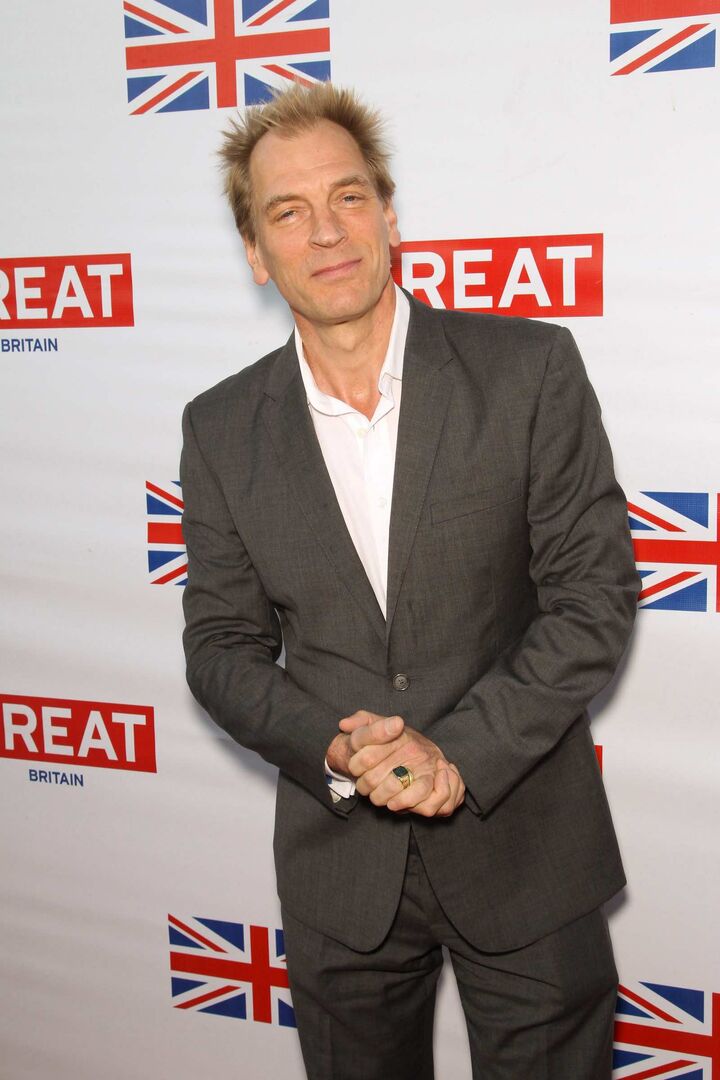 Mit britischen Flaggen im Hintergrund: Julian Sands.