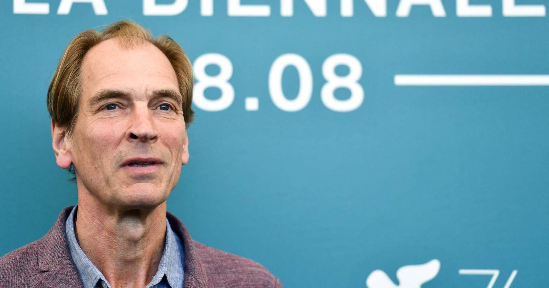 Ein Foto von Julian Sands bei einer Veranstaltung.