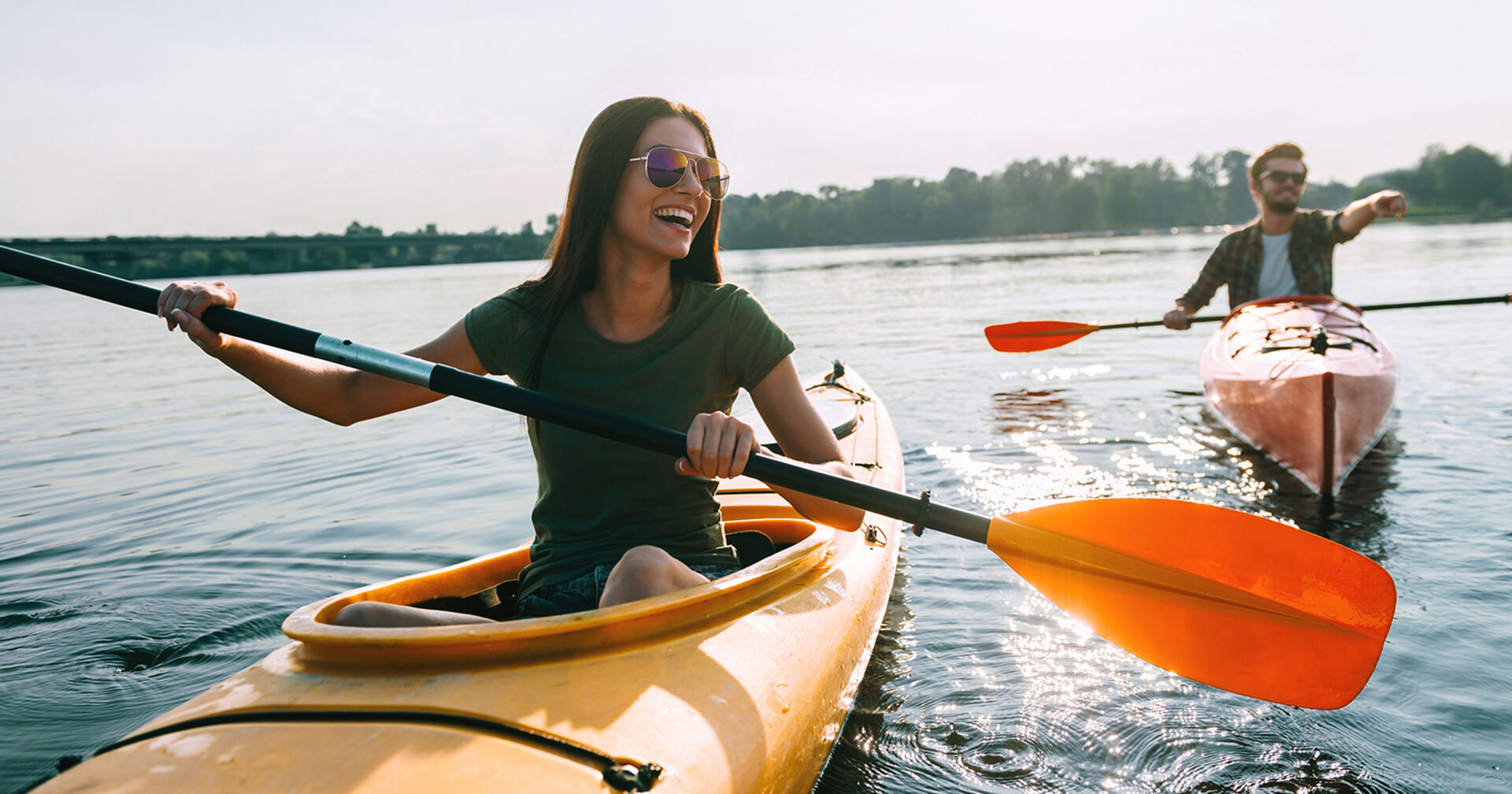 Frau und Mann fahren Kajak am Millstätter See | Credit: iStock.com/g-stockstudio