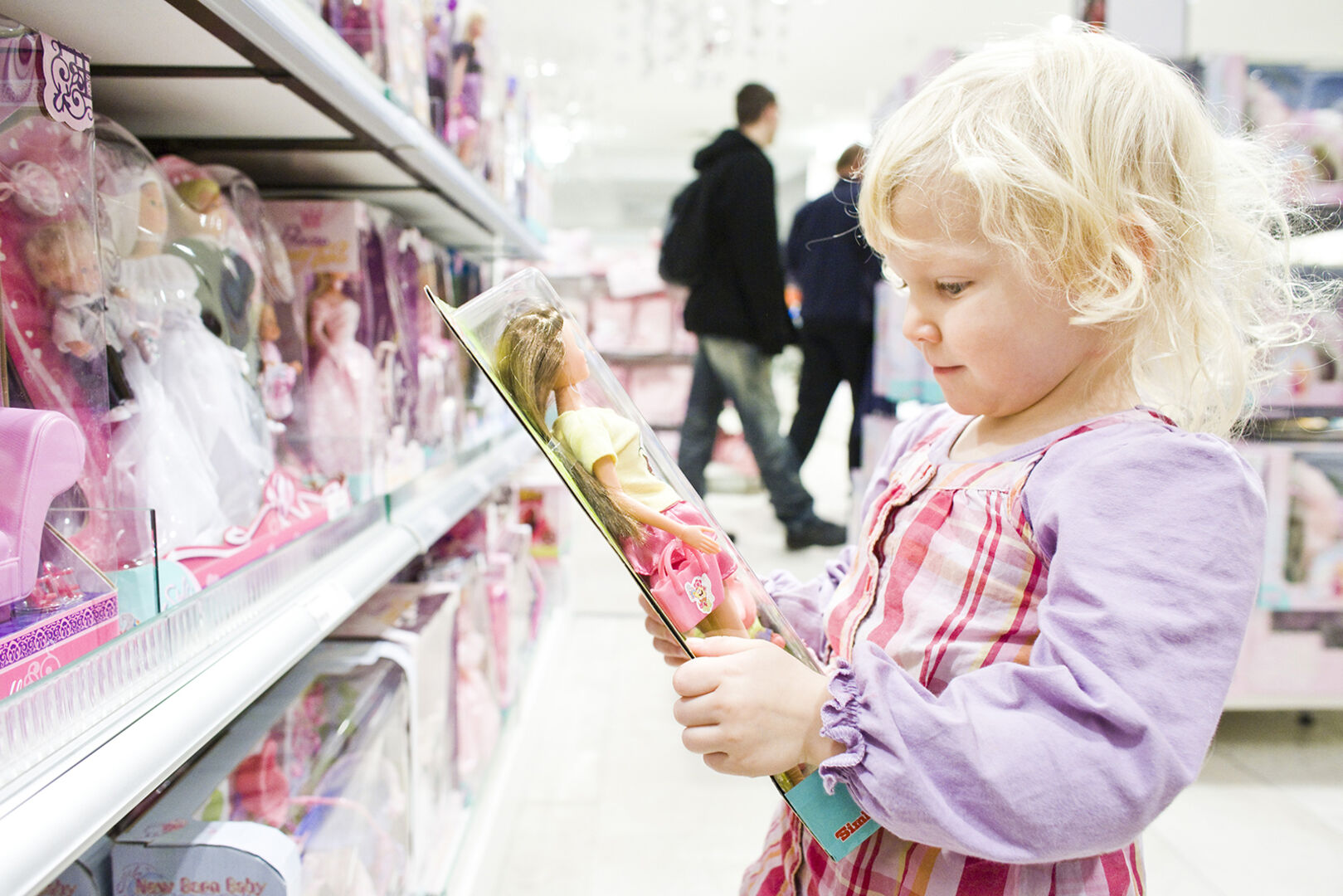 Kind mit Barbie-Puppe | Credit: ZICK,JOCHEN / Action Press / picturedesk.com