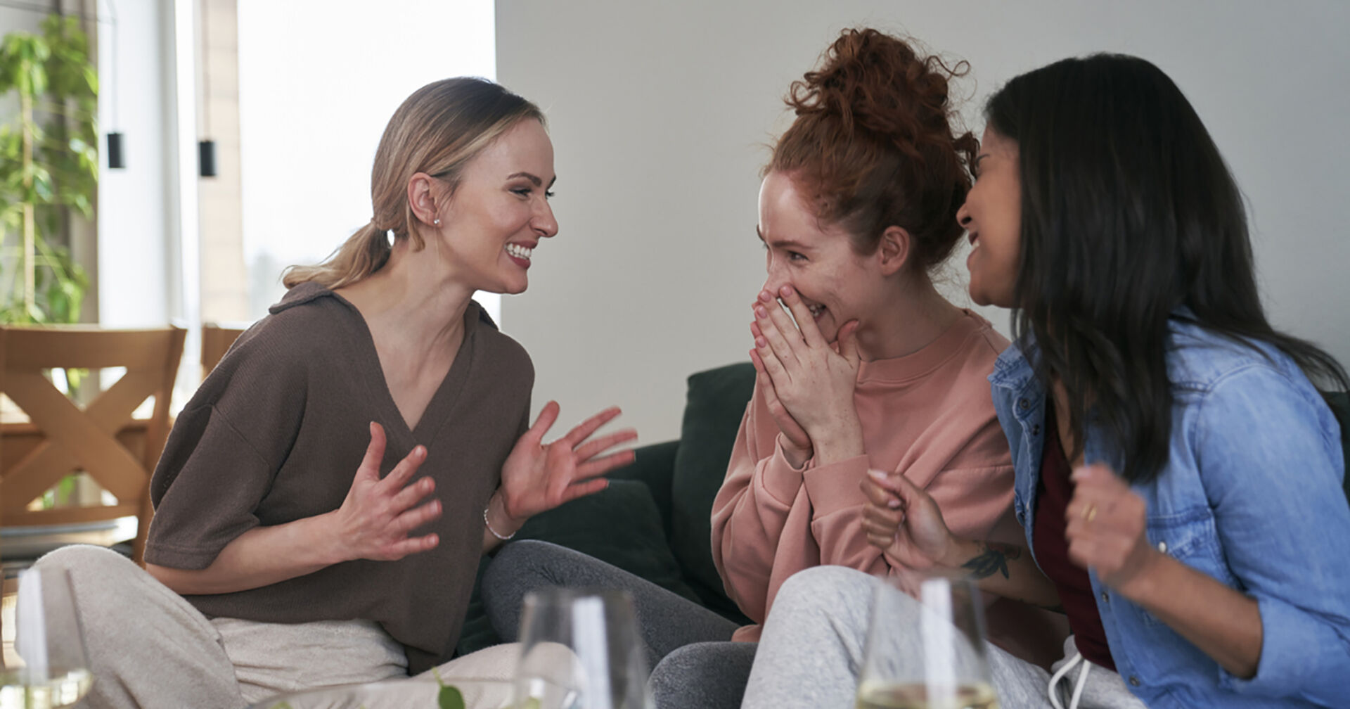 Freundinnen tratschen miteinander | Credit: iStock.com/gpointstudio