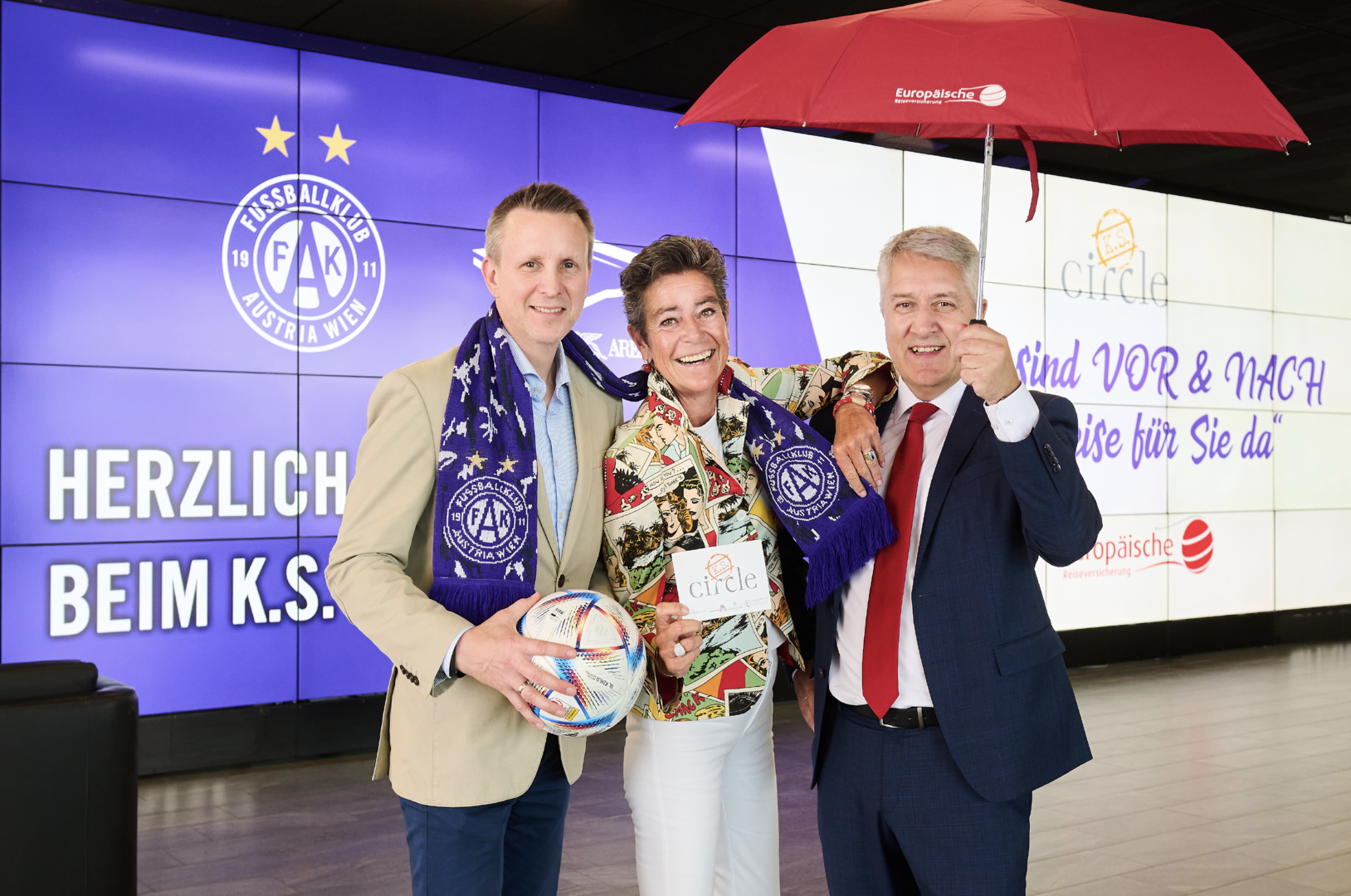 Trio unterm Regenschirm in der Generali-Arena | Credit: K.S.-Circle