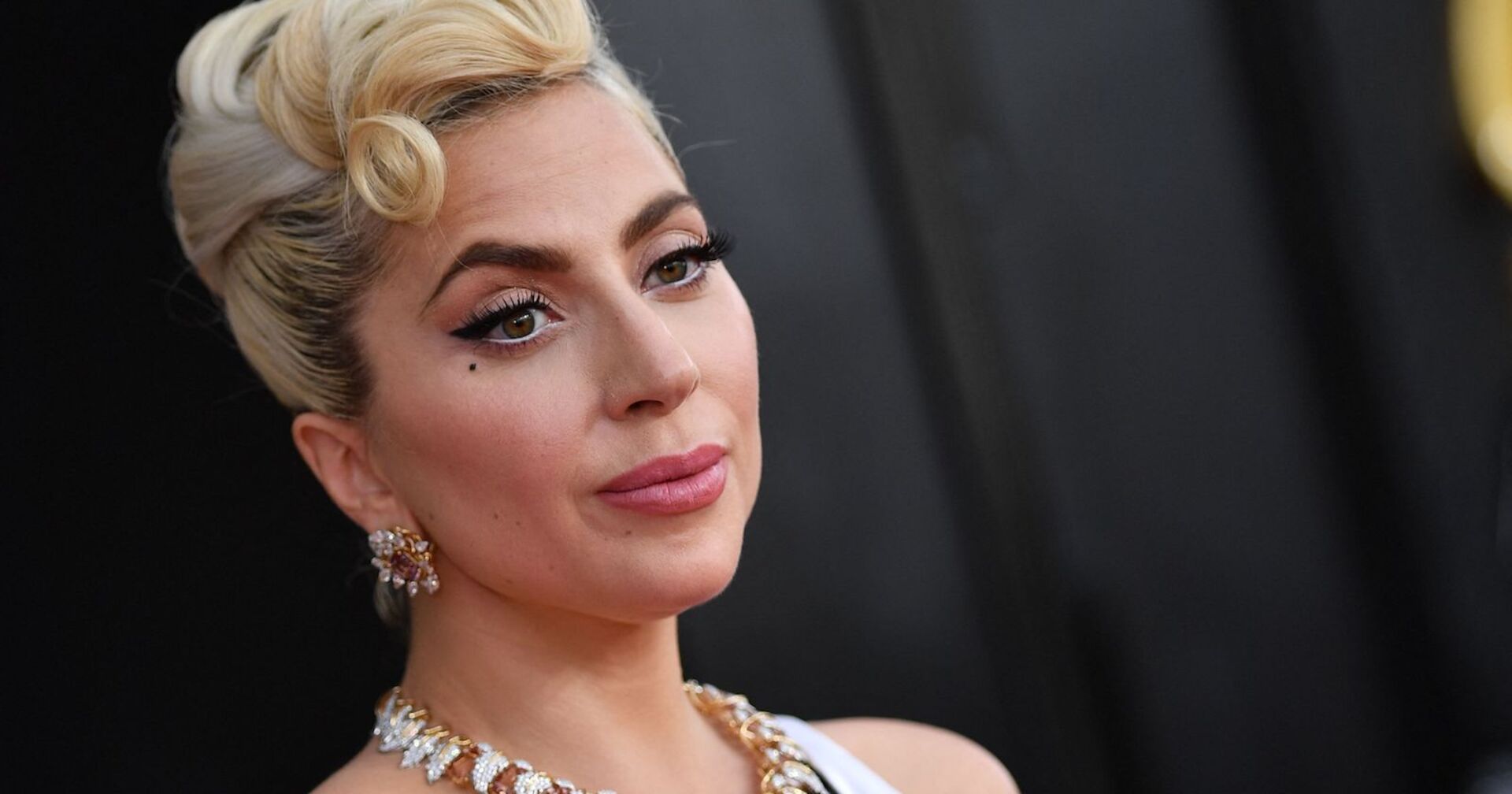 Lady Gaga bei einer Gala im Halbporträt. Sie ist stark geschminkt und hat die Haare hochgesteckt