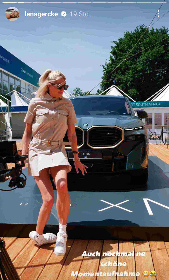 Man sieht, wie sich Lena Gercke den Fuß verdreht.