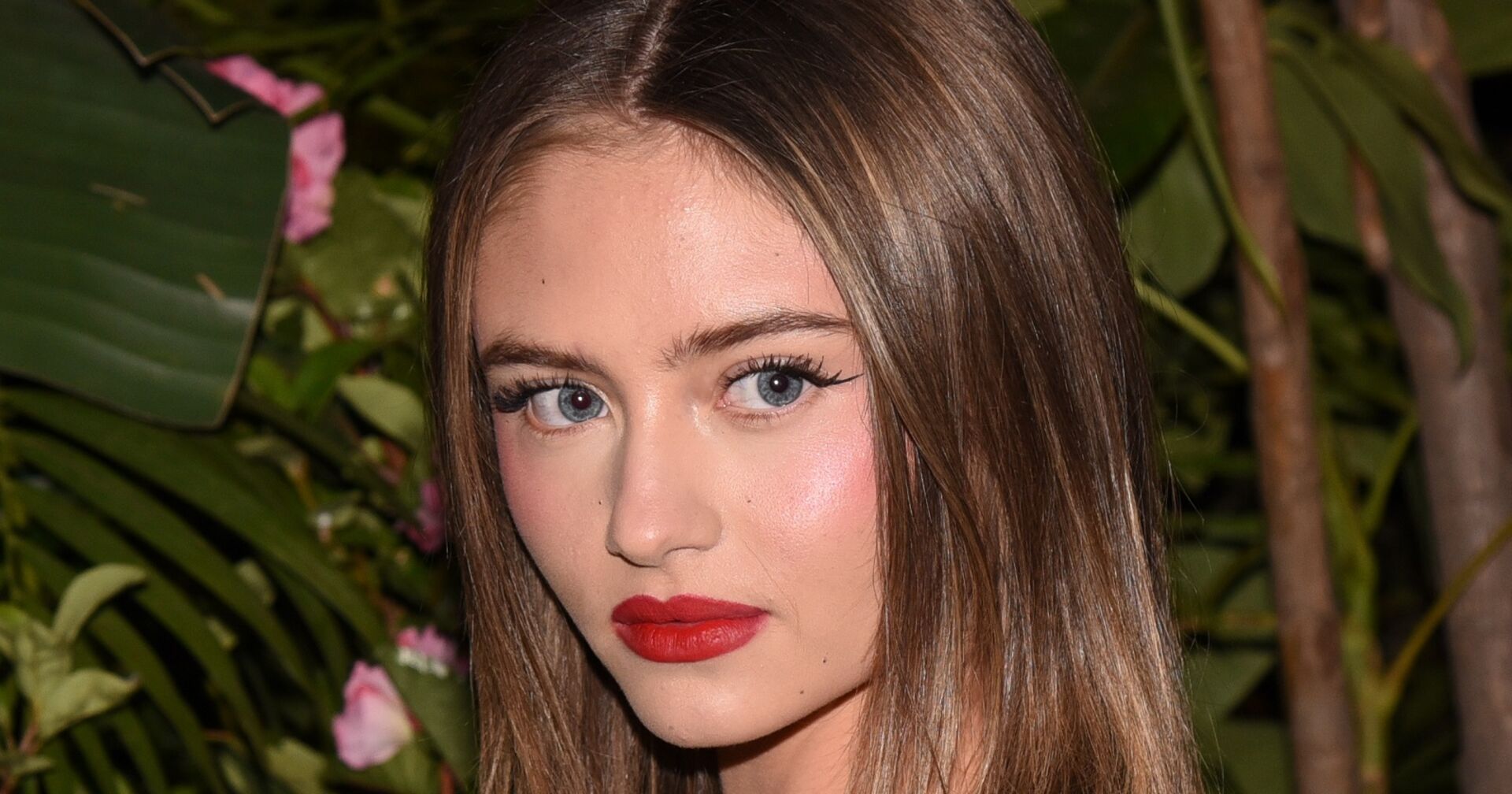 Leni Klum mit rotem Lippenstift in Großaufnahme bei einem offiziellen Event