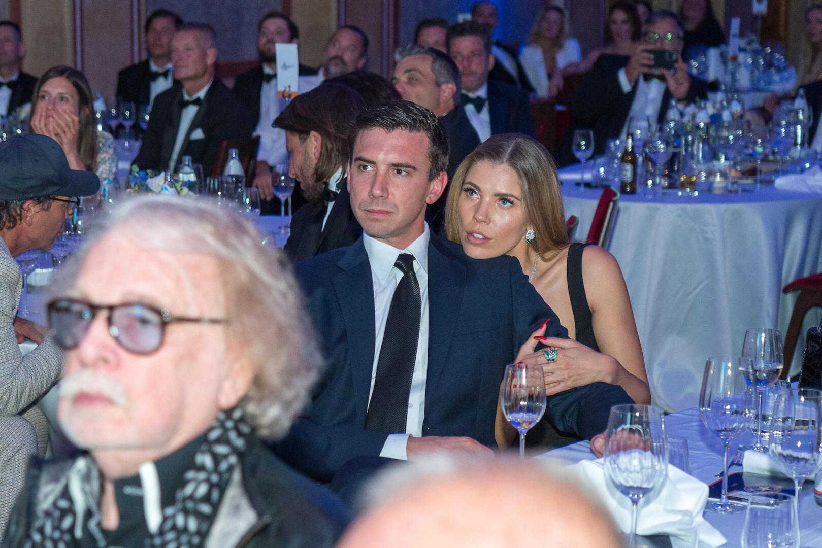 Victoria Swarovski lehnt ihren Kopf an Mark Mateschitz Schulter.