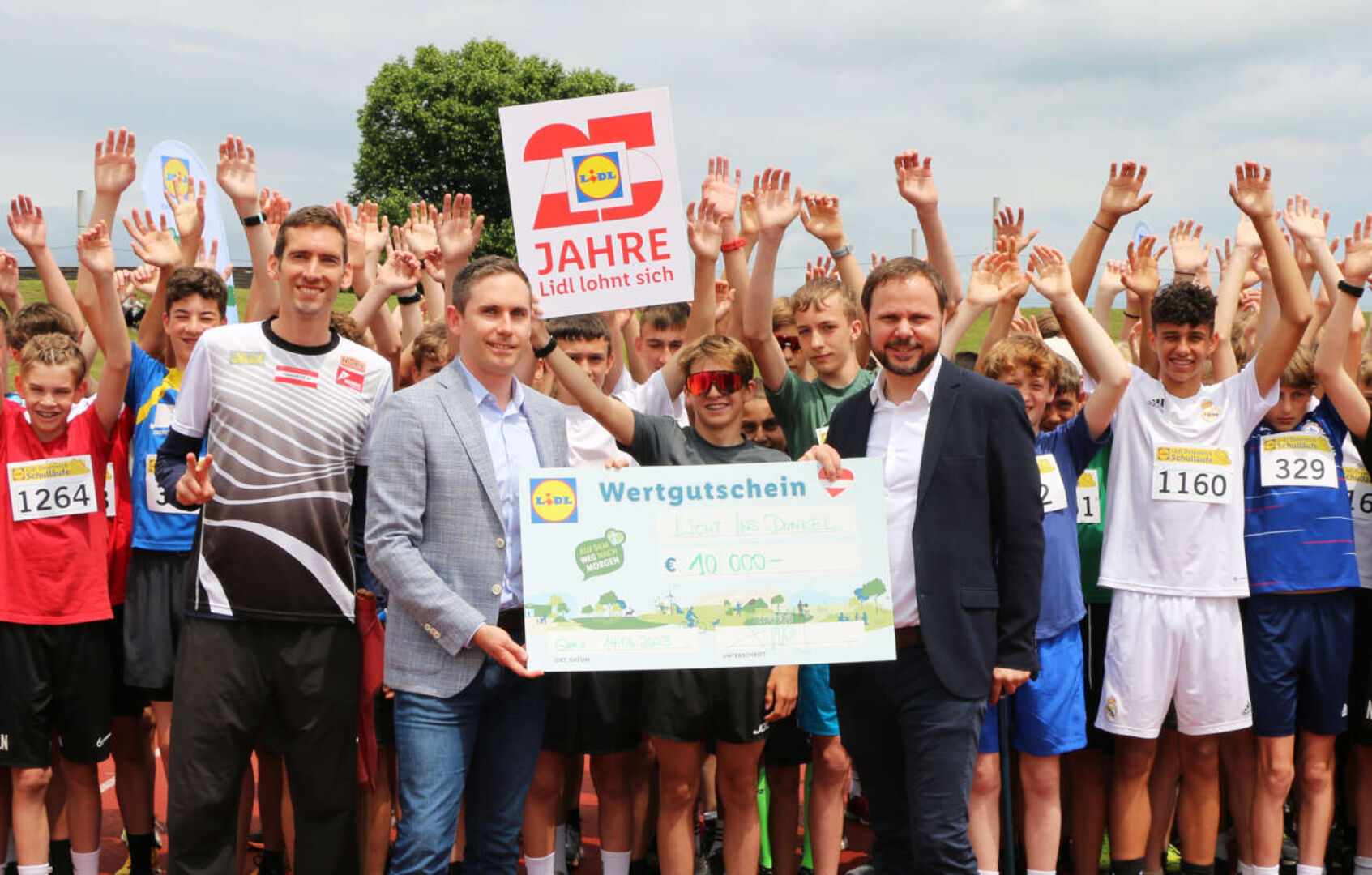 Übergabe Spendenscheck