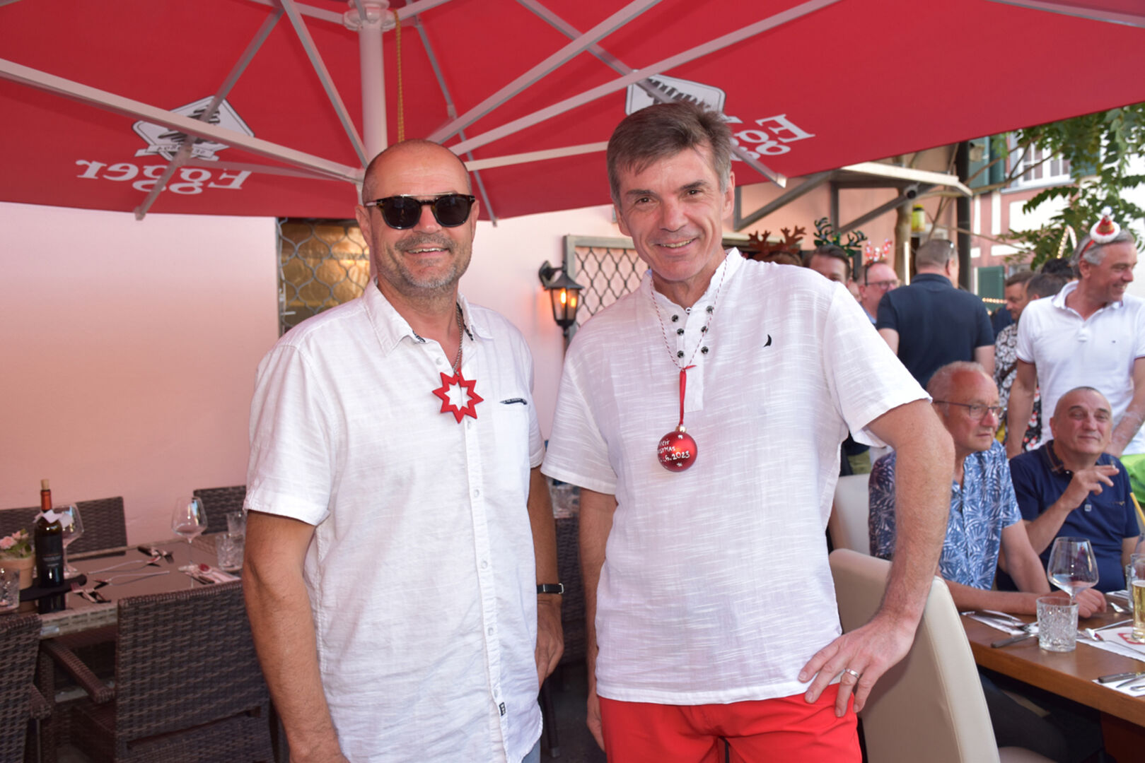 Im X-Mas-Dress zur Weihnachtsfeier: Martin Steiner und Georg Grünwald