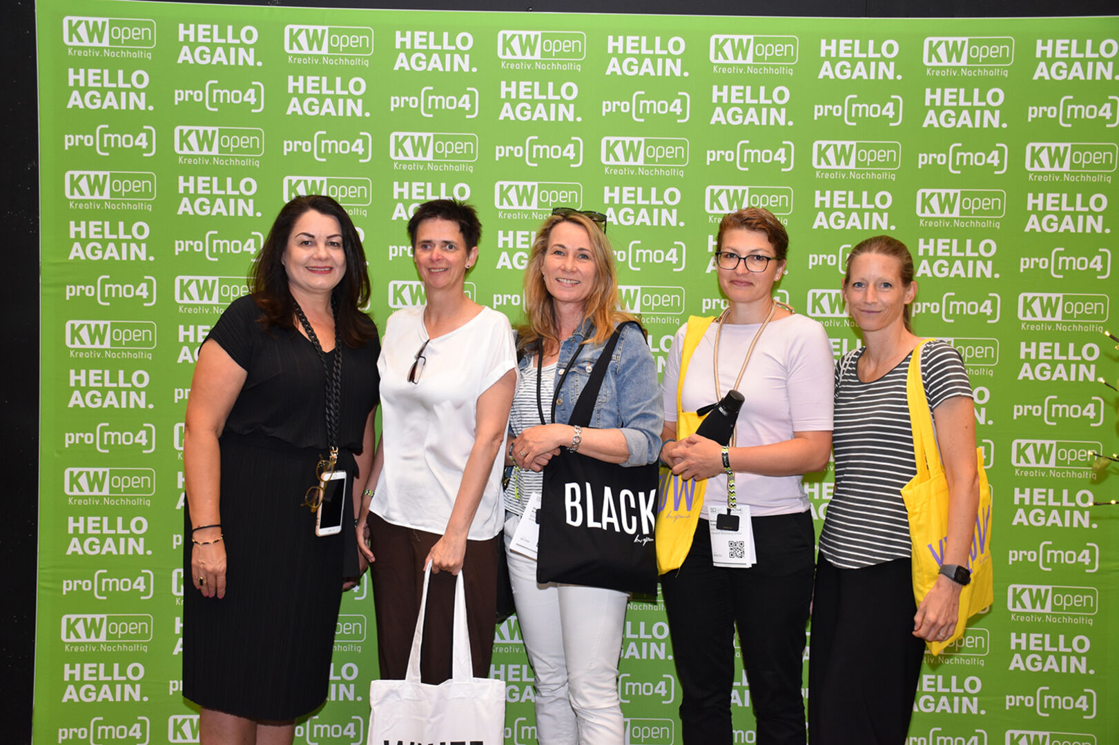 Tatjana Schmid von KW Open mit den Besuchern Alexandra Giesinger, Daniela Auer, Belinda Zoppoth und Katharina Linhart (WISTO)