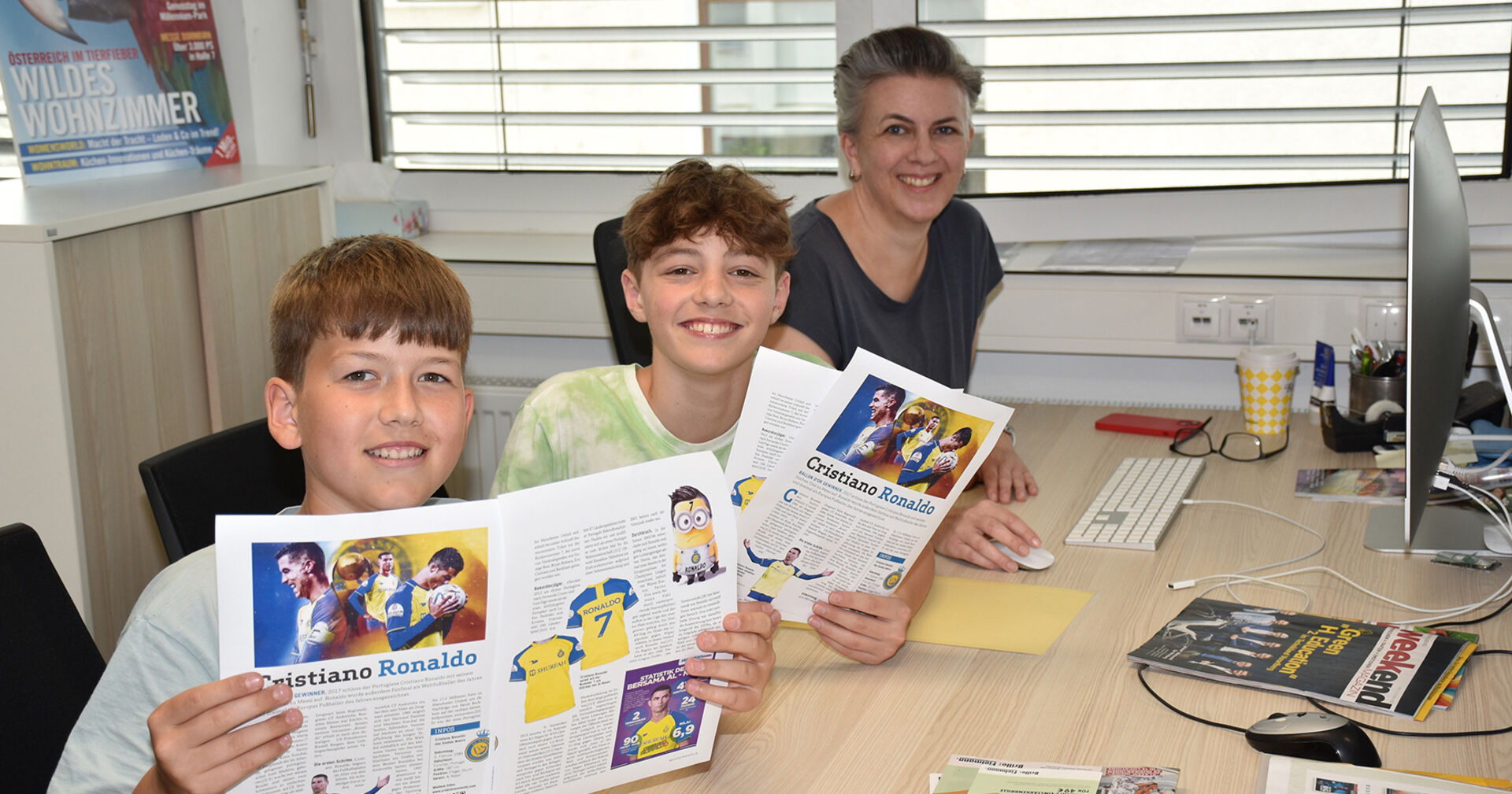 Marcel Willi (li.) und Max Herda von der ÖKO Mittelschule Mäder und Weekend-Grafikerin Claudia Weiß.