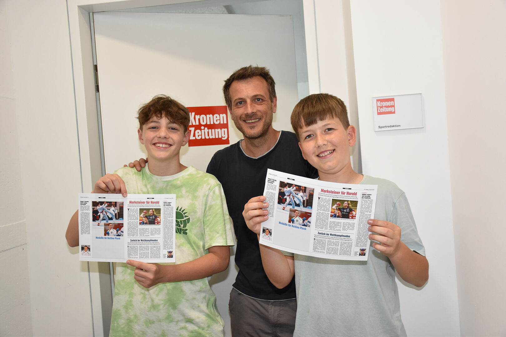 Krone-Sportredakteur Dominik Omerzell mit Max Herda (li.) und Marcel Willi.