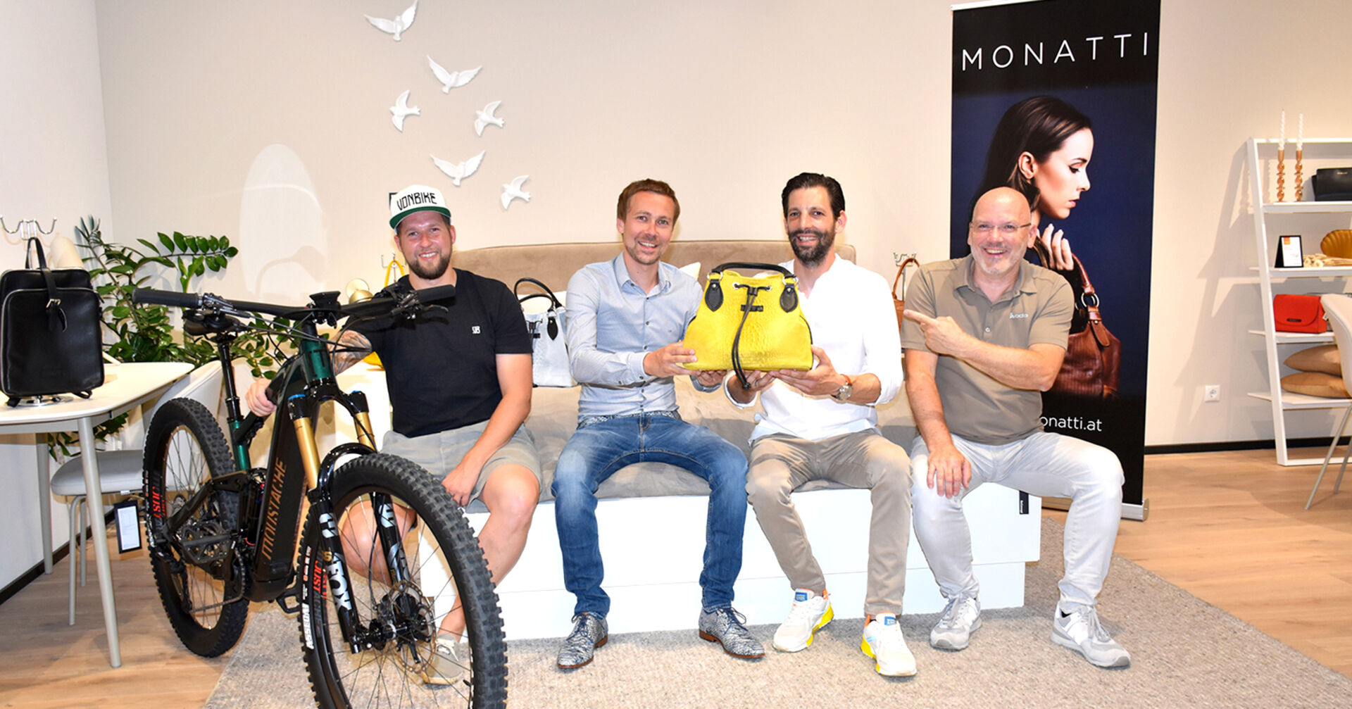 Die Monatti-Taschenparty-Boys Sebastian Hämmerle und Martin Bonatti (Mitte) mit Matthias Vonach (VONBIKE Dornbirn) und BoConcept-GF Jürgen Dachs.