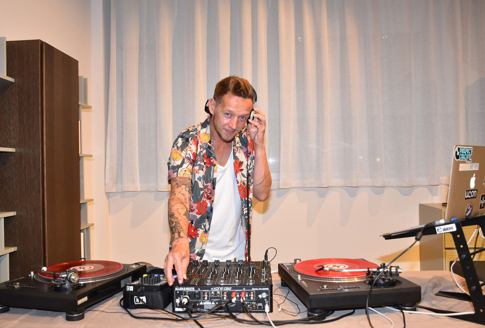 An den Turntables sorgte Thomas Schmitt (Engineer Leica, Dozent FH Vbg.) für den Partysound.