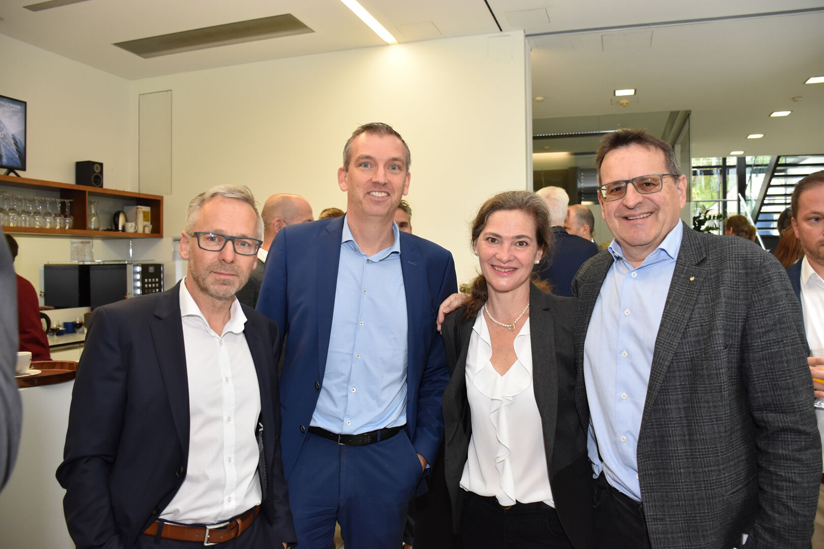 Werner Dingler und Gilbert Fink-Tömördy (Volksbank) und Christa und Arch. Thomas Kinz (Kinz Immobilien)