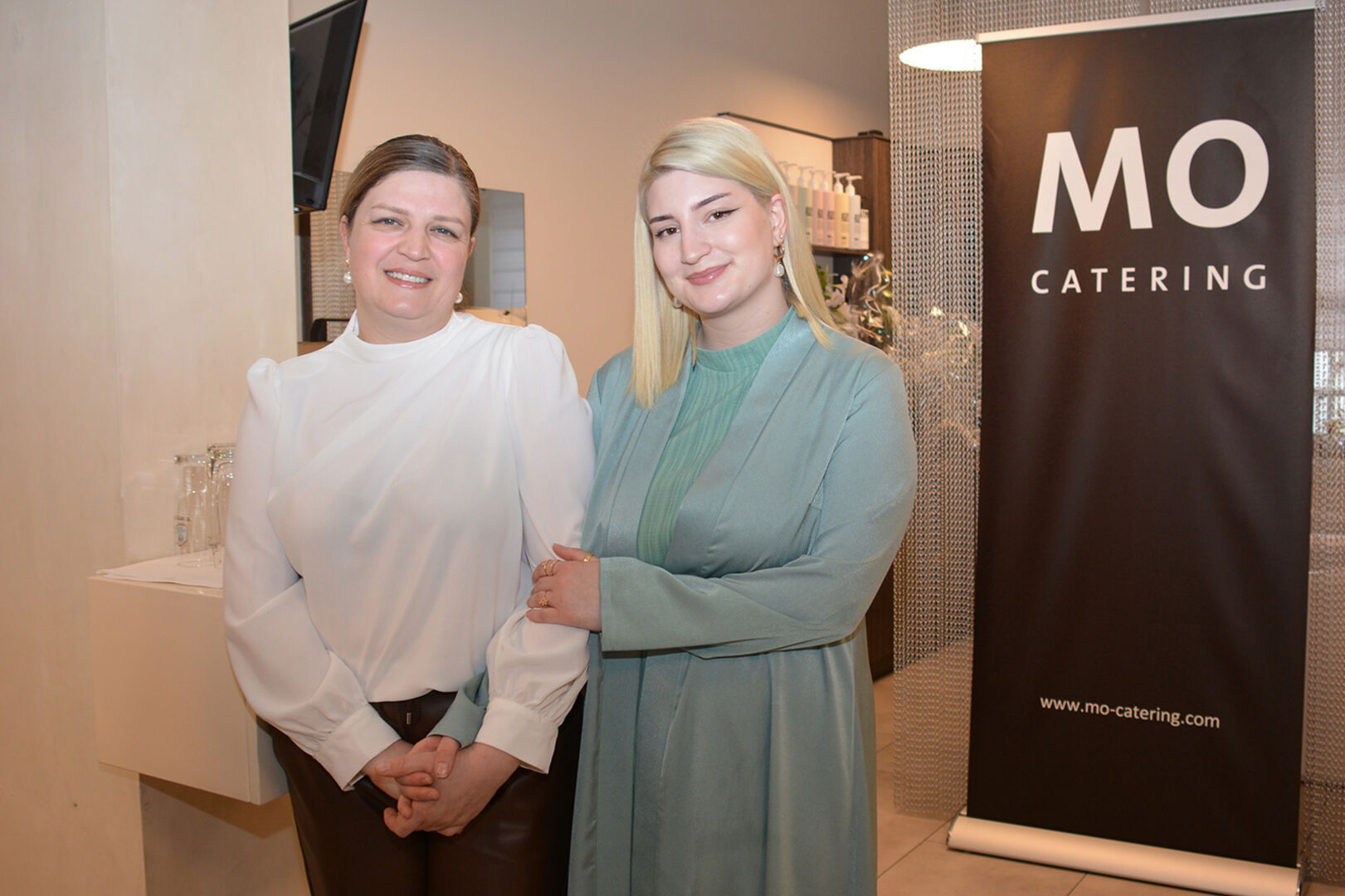 Nadiia und Tschauka Budaeva (Stylistin) (v. li.)