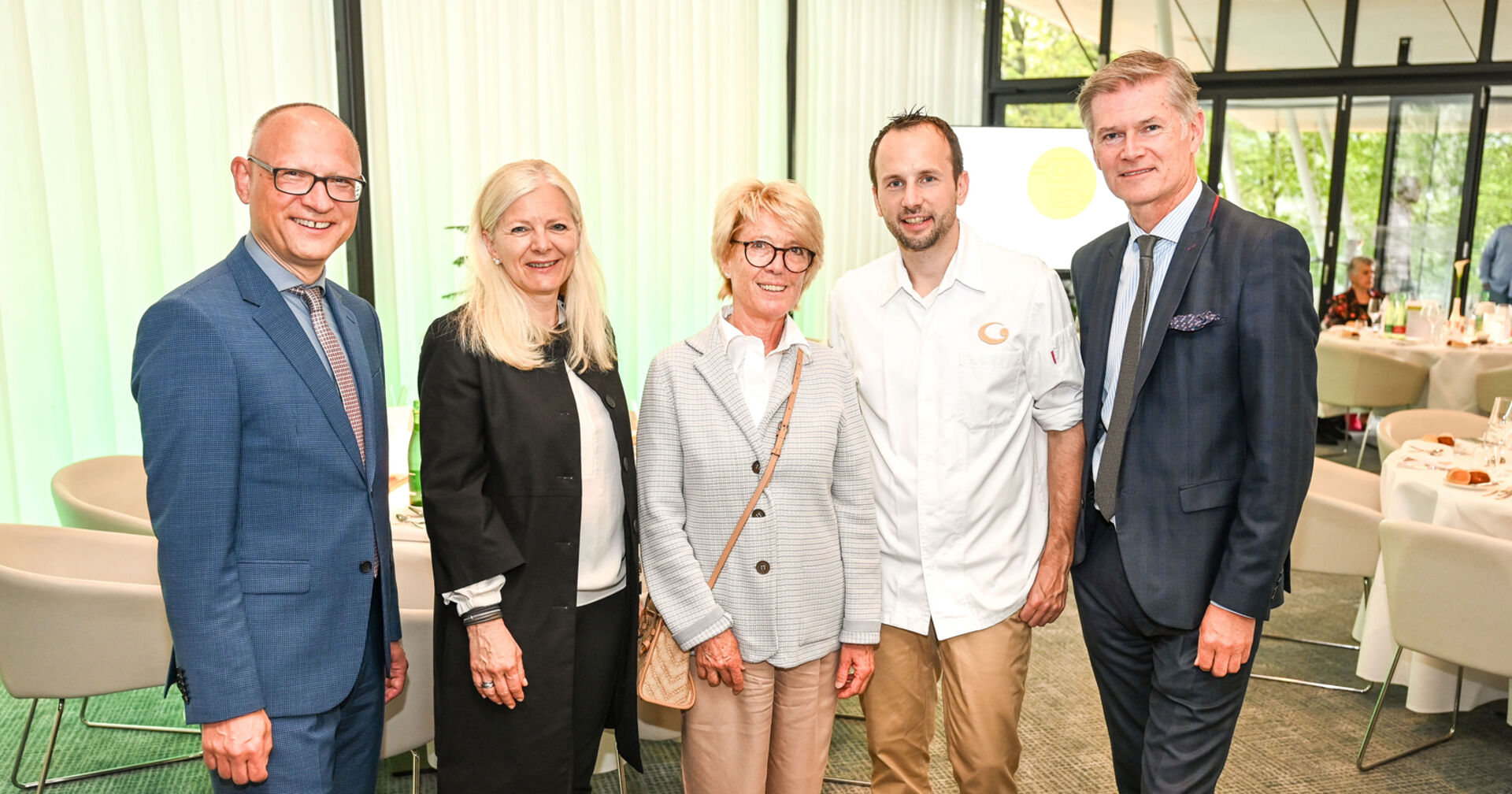 Stefan Moosbrugger (Falstaff), Michaela Wagner-Braito (GF Lebenshilfe Vlbg.), Adriane Feuerstein (Präs. Lebenshilfe Vlbg.), Haubenkoch Stefan Lenz (Falstaff), Casino Dir. Bernhard Moosbrugger