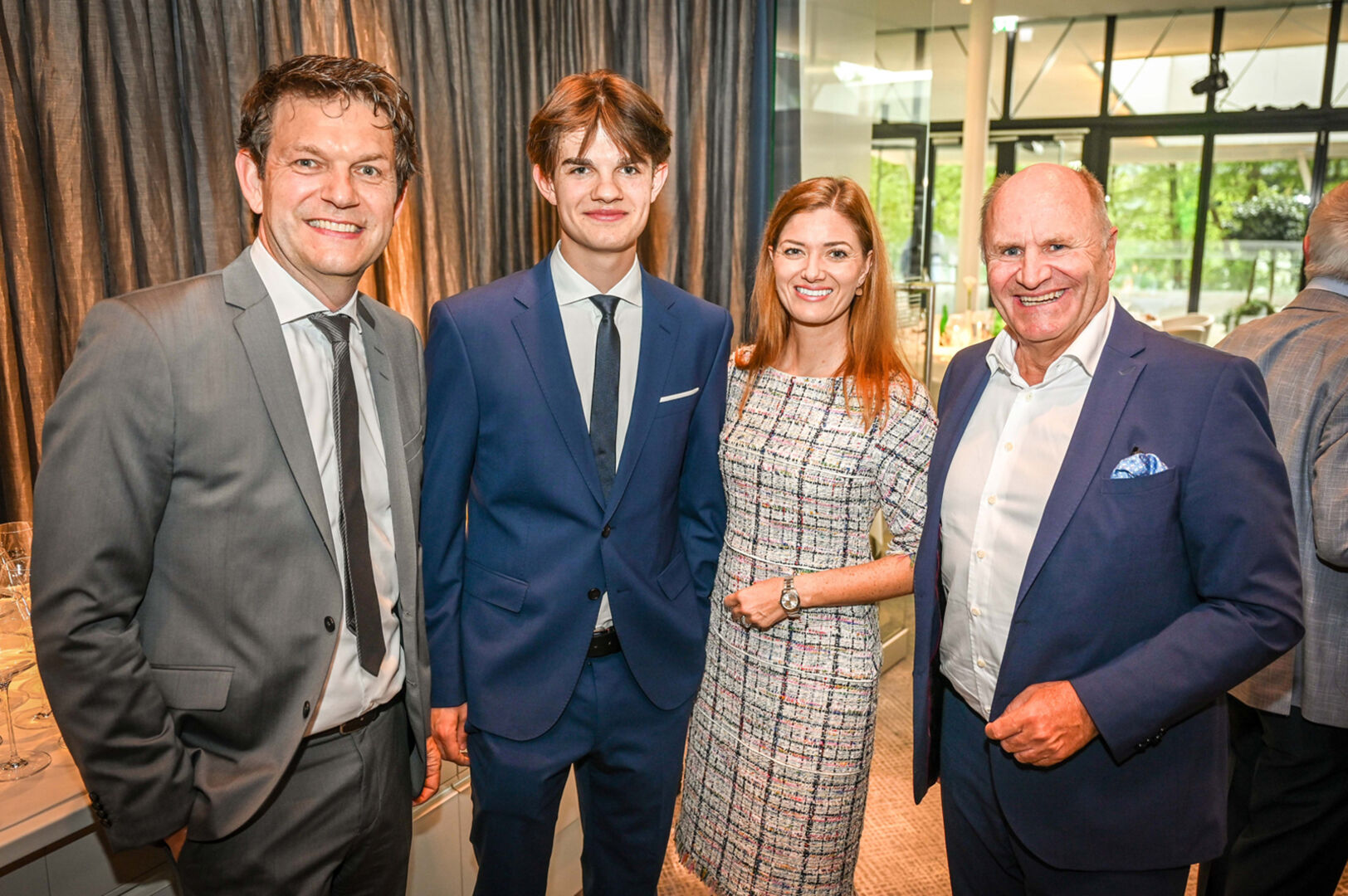 Michael Diem mit Sohn Roman, Kathrin Cometto mit Festspiel-Präsident Hans-Peter Metzler (v. li.)