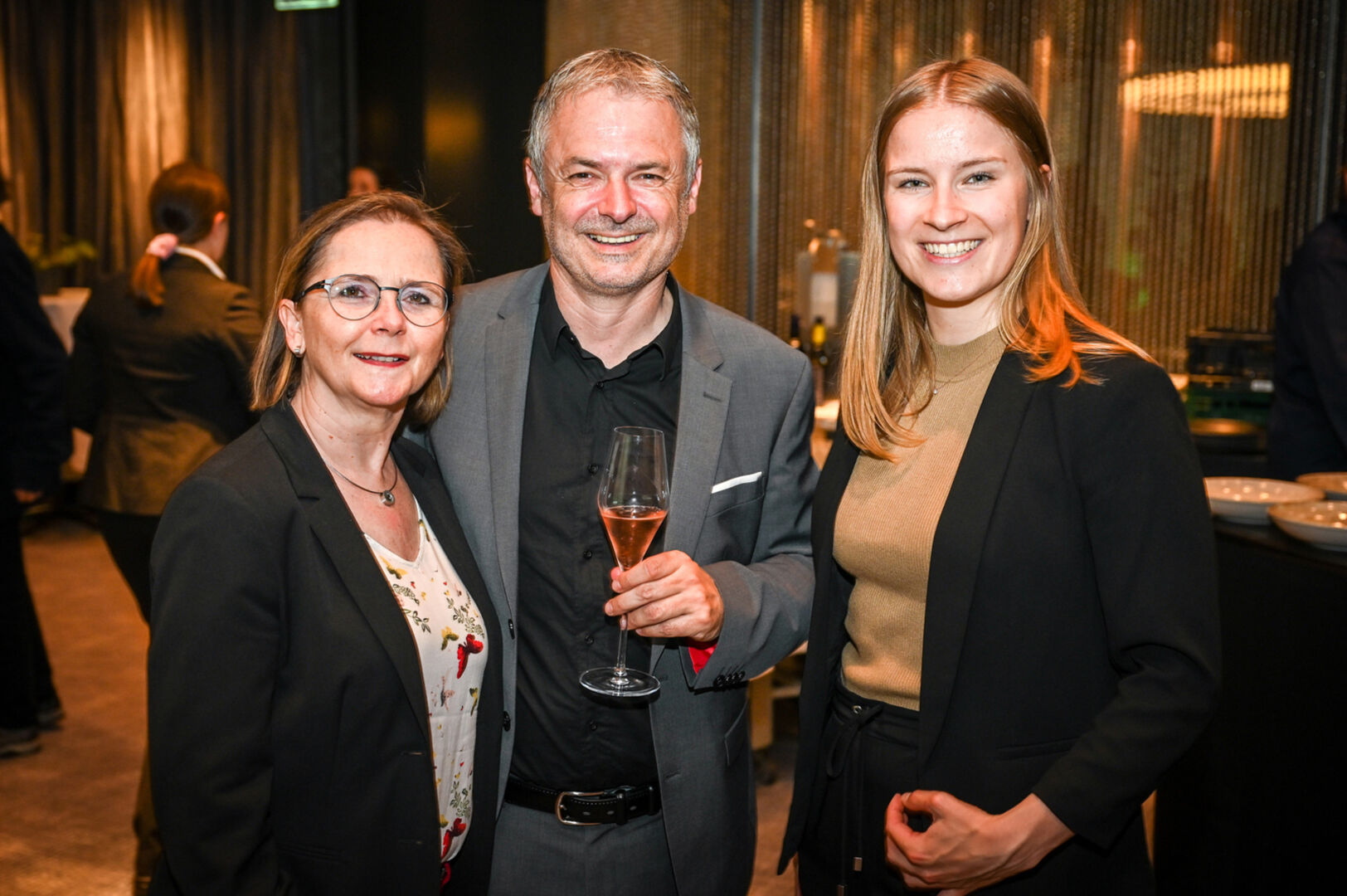 Natascha und Bgm. Walter Moosbrugger (Bildstein) und Sarah Reimann (Casino Marketing) (v. li.)