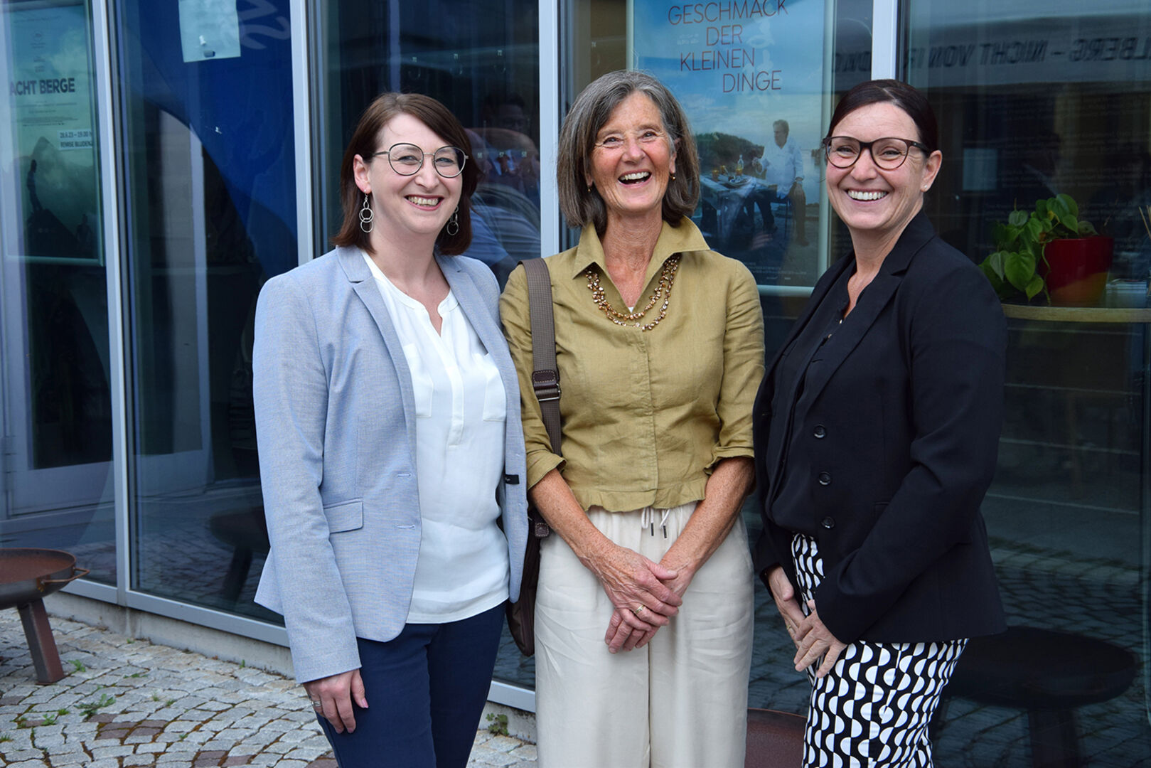 Jasmin Brändle und Silke Vallaster (beide Sparkasse Vandans) mit Judith Mangeng (Mitte)