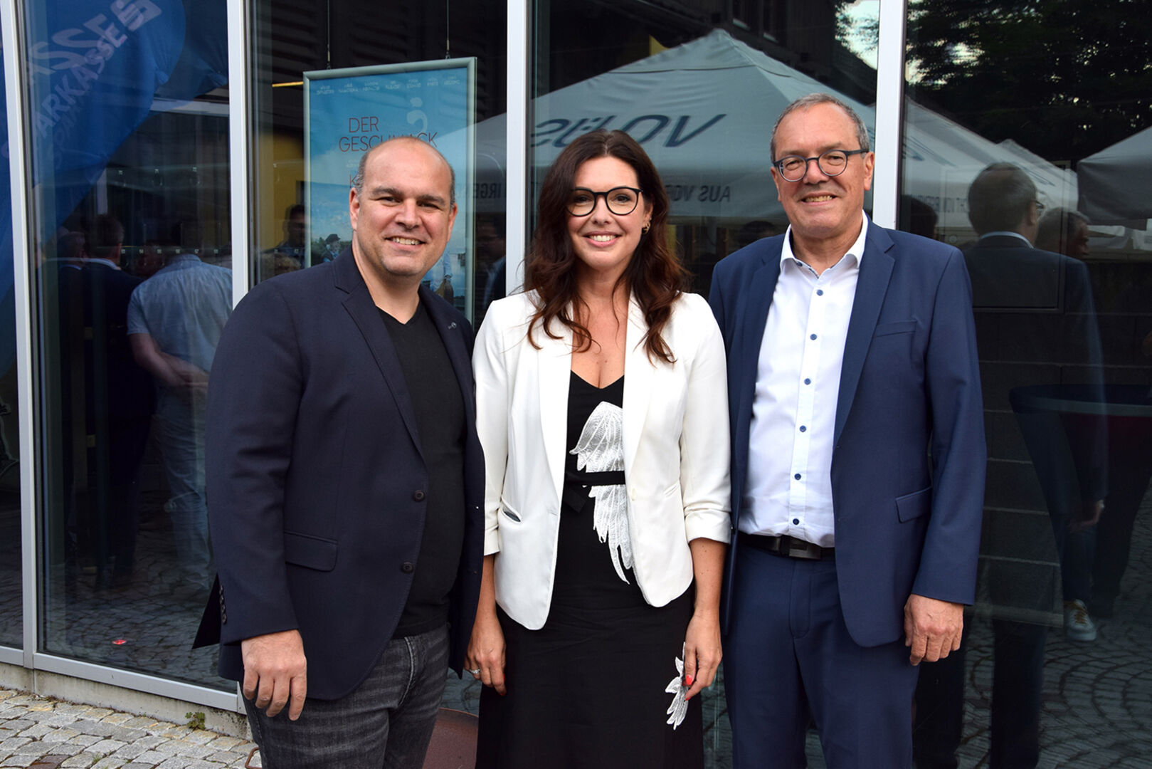 Mario Pecoraro (Sänger und Pianist), Vize. Bgm Andrea Mallitsch (Bludenz) und Marketingleiter Arno Sprenger (beide Sparkasse Bludenz) (v. li.)