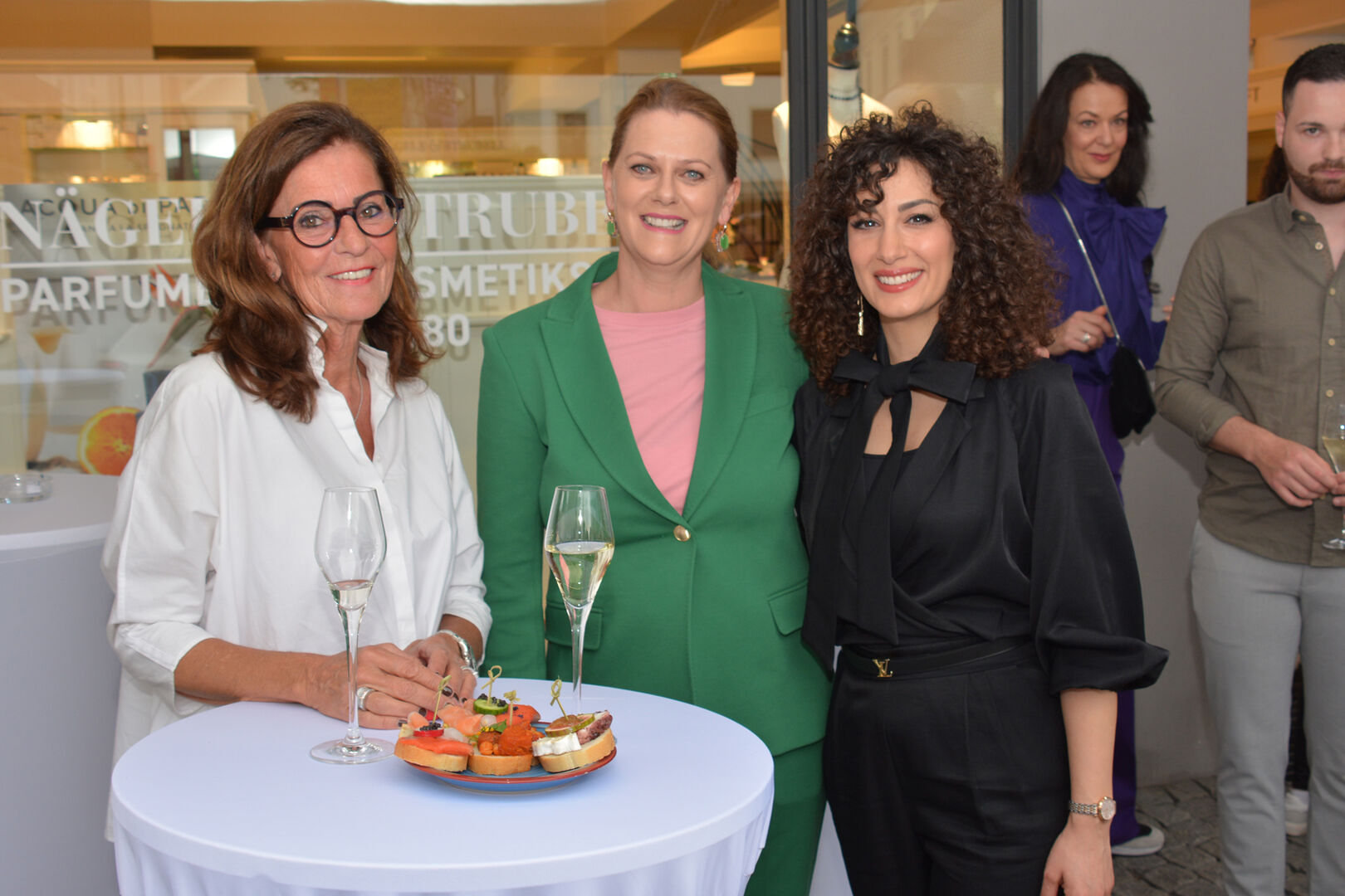 Anke Wassel mit Elli Burtscher und Filialleiterin Rabia Topal von Nägele &amp; Strubell (v. li.)