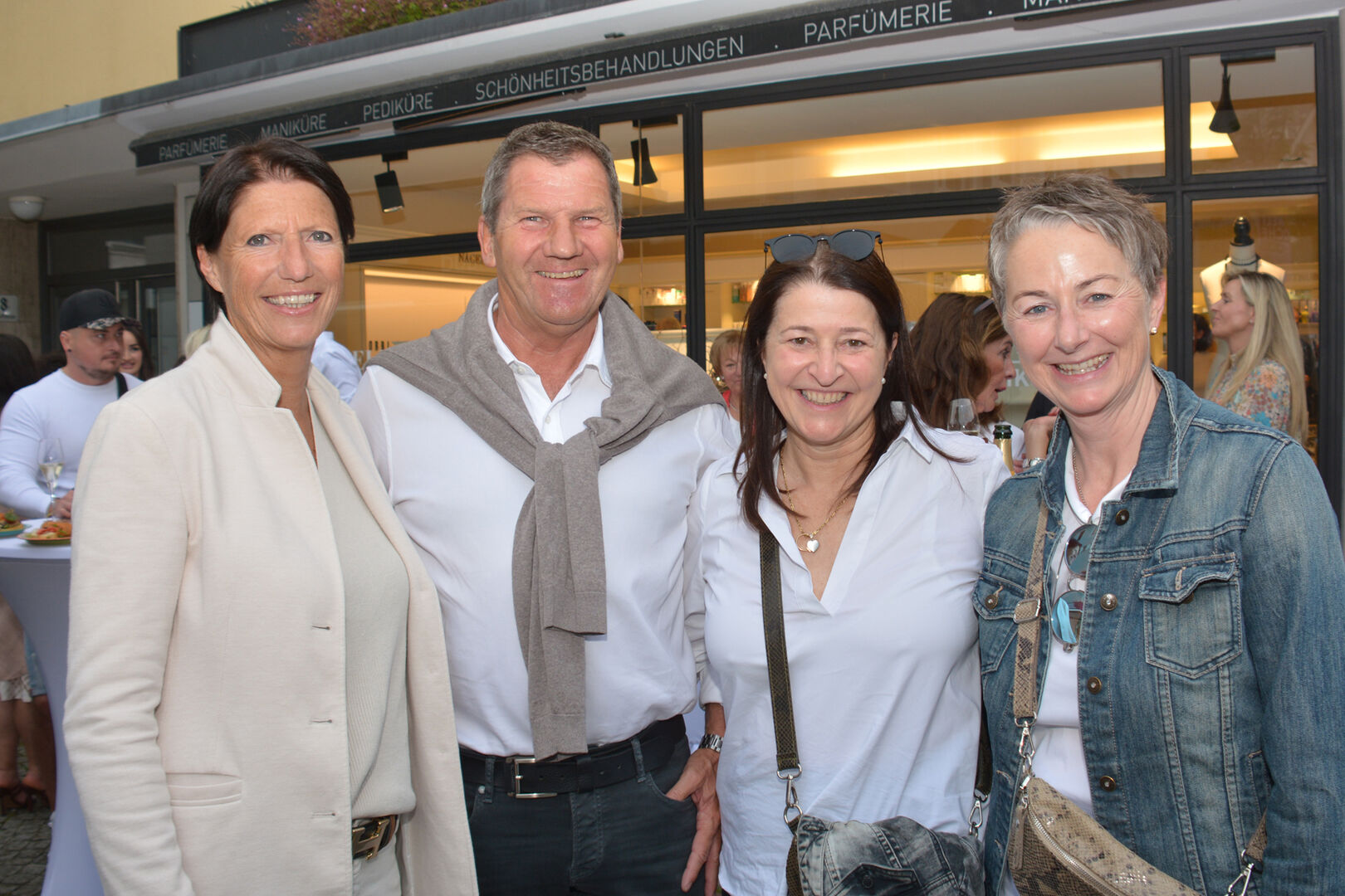 Elke und Werner Metzler (Mercedes Schneider) mit Rechtsanwältin Nadja Luger und Manuela Maurer (v. li.)