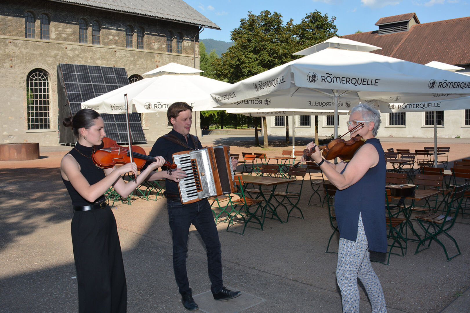 Pia Mennel, Philipp Lingg und Evelyn Fink-Mennel sorgten mit einem MOHI-Song für Schwung.