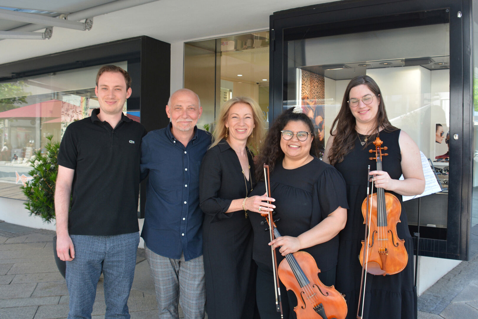 Philipp und Robert Molnar mit Eva Molnar-Thielmann (O. Rein) und dem „Duo Erini“ (v. li.)