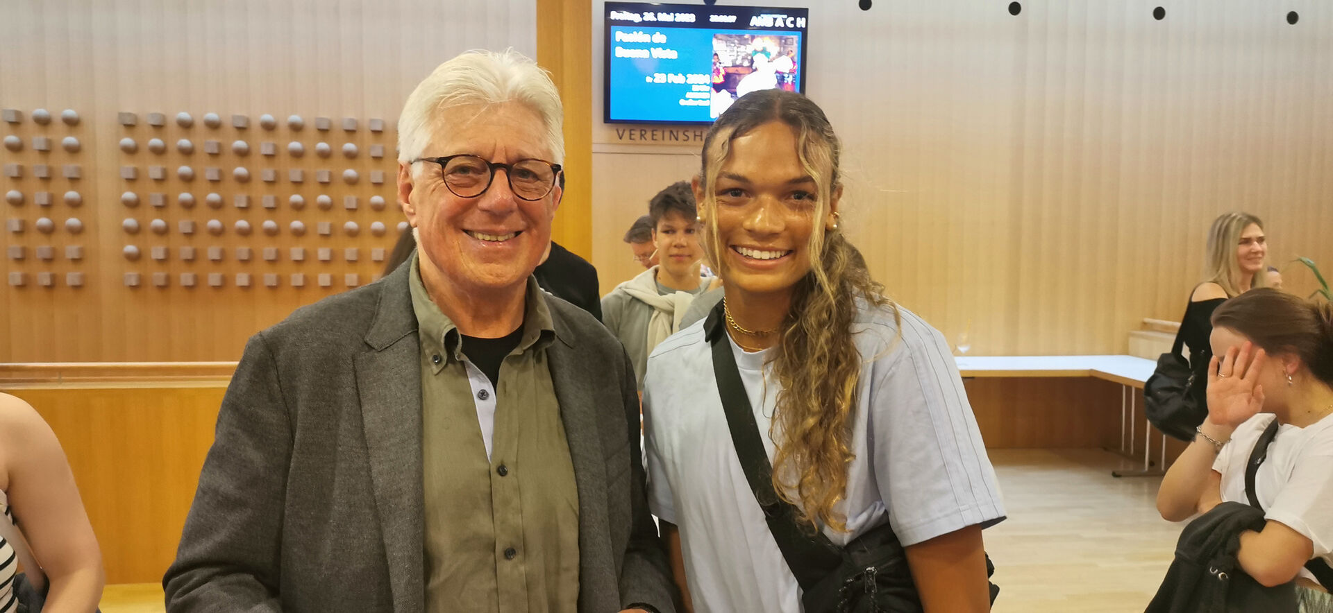 Weekend-VIP-Ticket Gewinner Michael Strang (Lindau) mit 7-Kampf-Gewinnerin Anna Hall aus USA