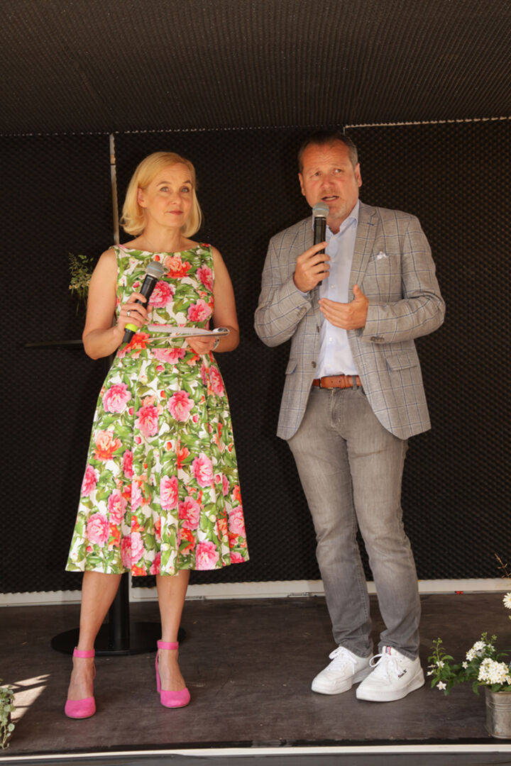 Moderatorin Heike Montiperle und Bürgermeister Harald Witwer