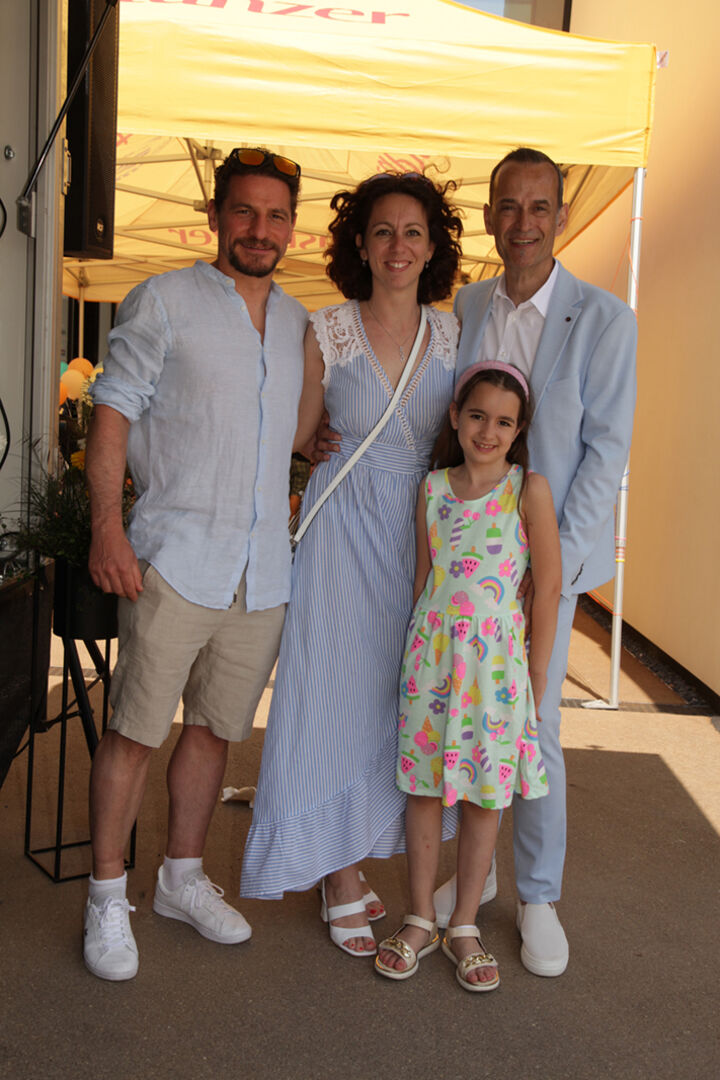 Vorstand Christian Fiel, Verena Prünster, Elisa und Vorstand Markus Prünster (v. li.)