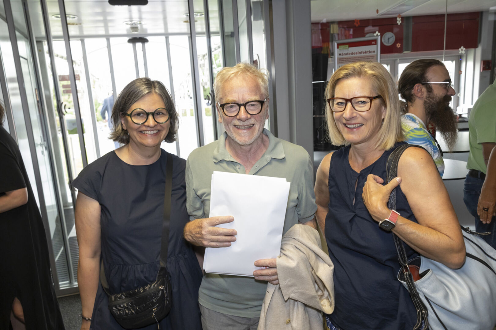 Karin Guldenschuh, Tone Fink (Künstler) und Raphaela Stefandl (v. li.) waren bei der Ausstellungseröffnung im ORF-Landesfunkhaus Vorarlberg ebenfalls zu Gast.