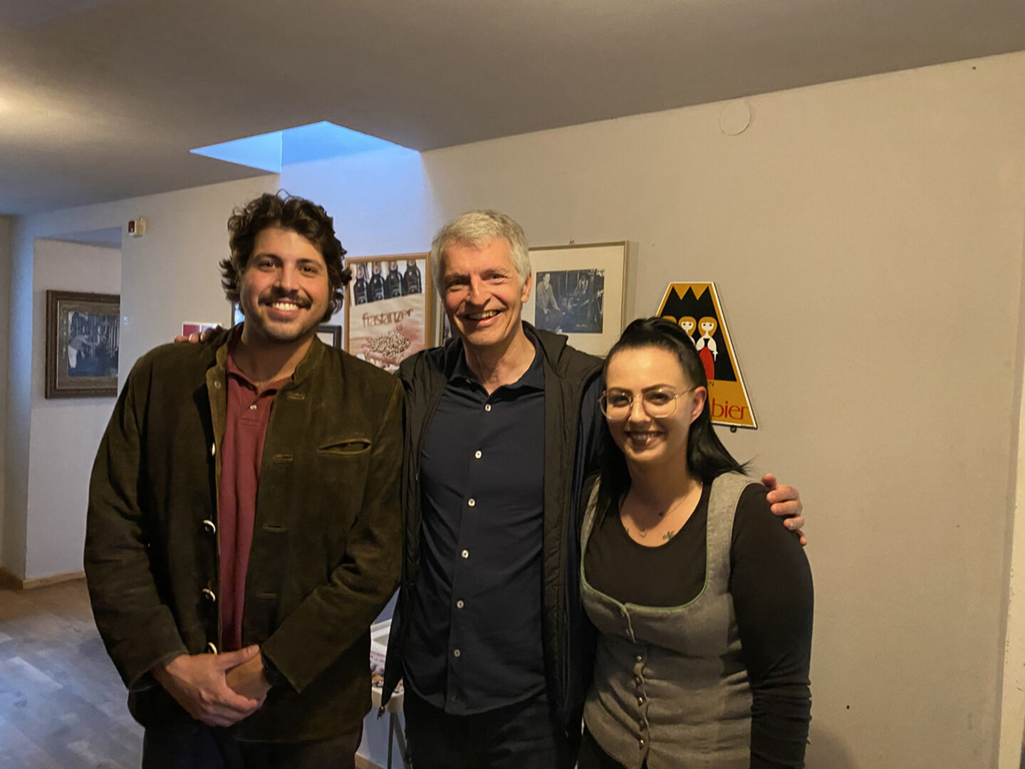 Braugaststätte Löwen Tisis: Wirt Samuel Hupp und Sarah Gstrein  (beide vom Löwen Tisis) mit Künstler und Buchautor Johannes Flöck (Mitte)