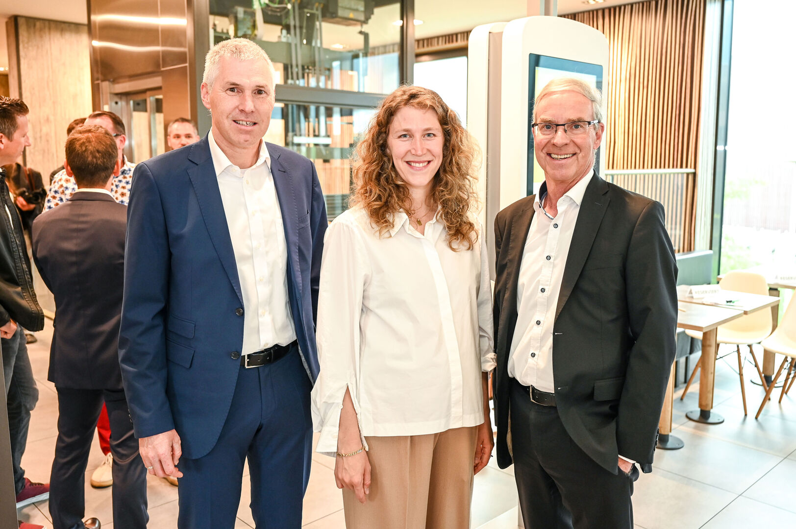 Barbara Versluis (McDonald‘s) mit Robert Zimmermann (li.) und Karl Loacker (Raiffeisen Montfort)
