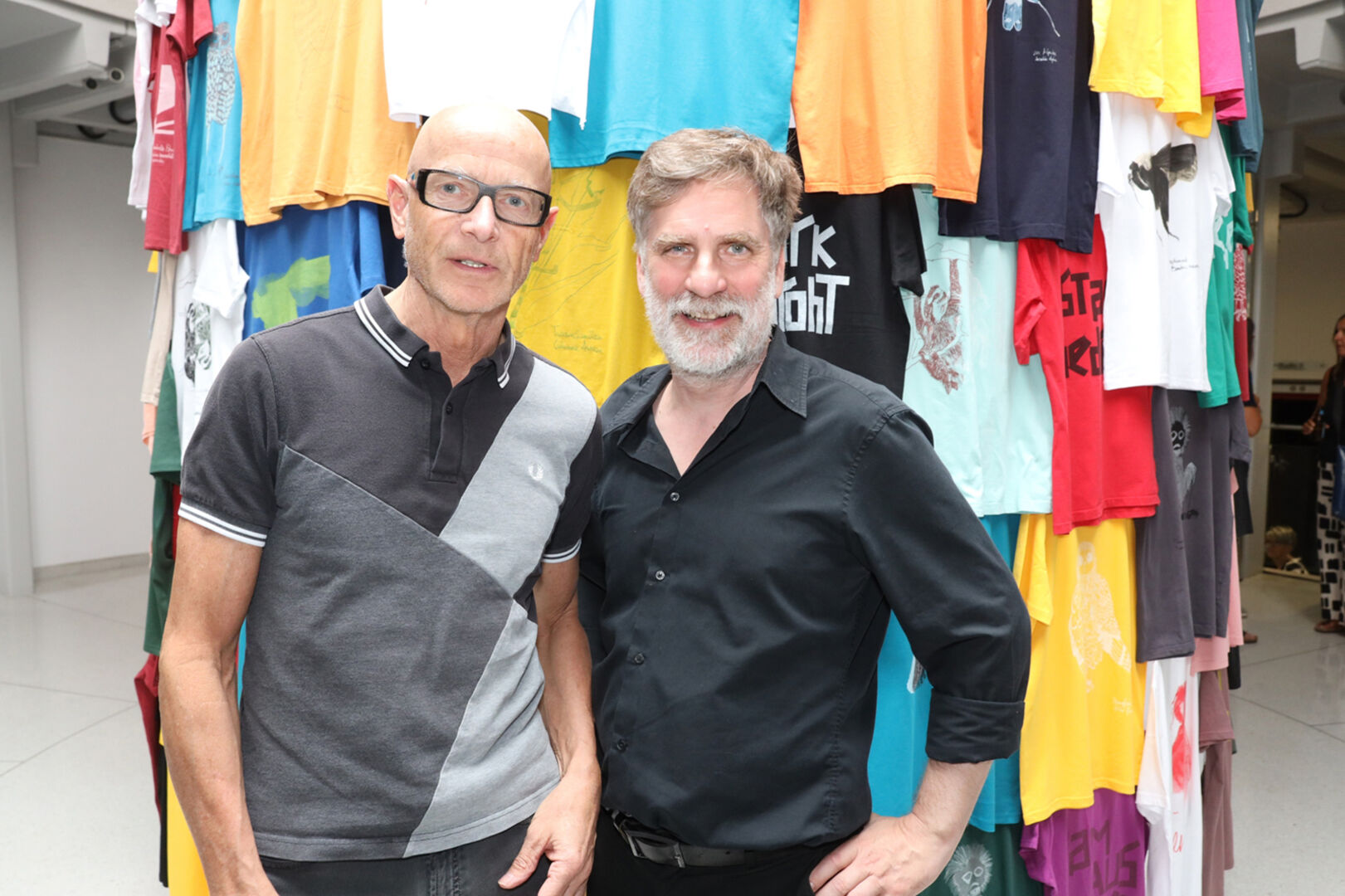 Thomas Häusle (li., Kunstraum Dornbirn) und Winfried Nußbaummüller (Kulturabteilung  Land Vorarlberg) bewunderten die rund 400 bedruckten T-Shirts.