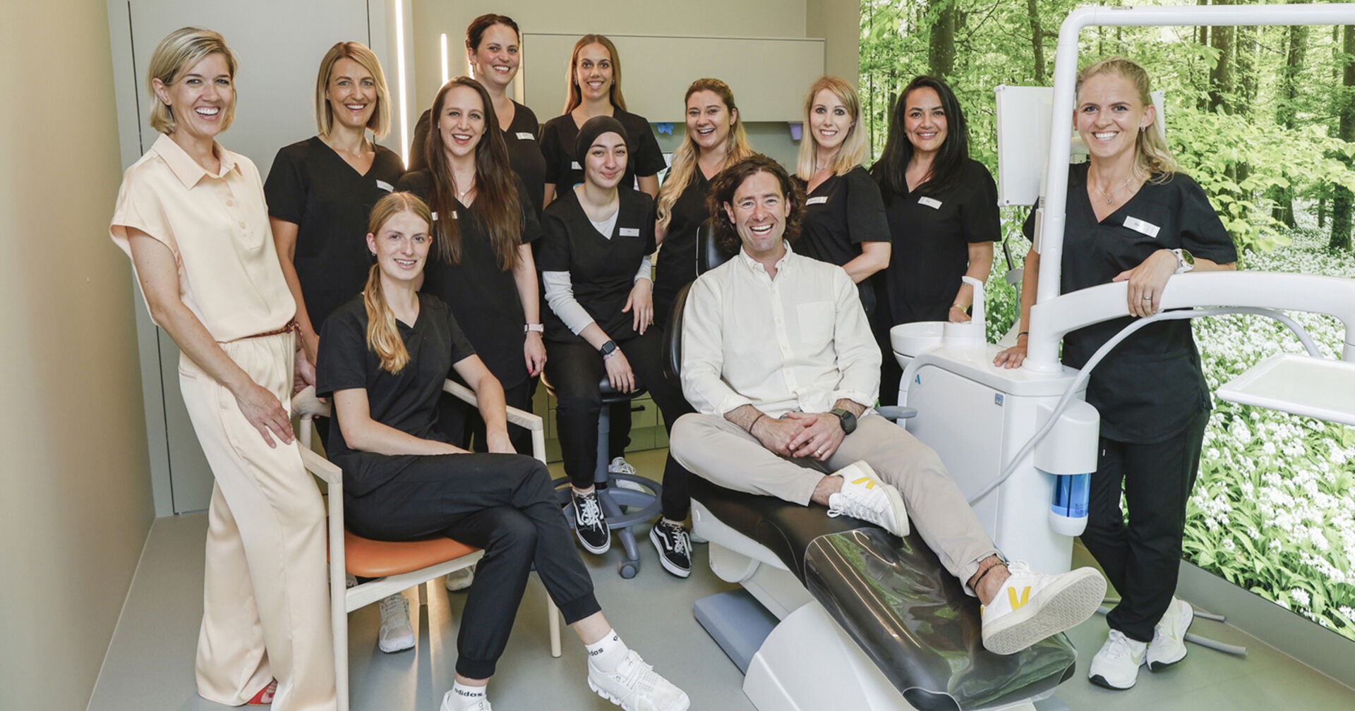 Dr. Martin von Sontagh hat sich mit seinem Team gut in seiner neuen Zahnarztpraxis in Lustenau eingelebt.