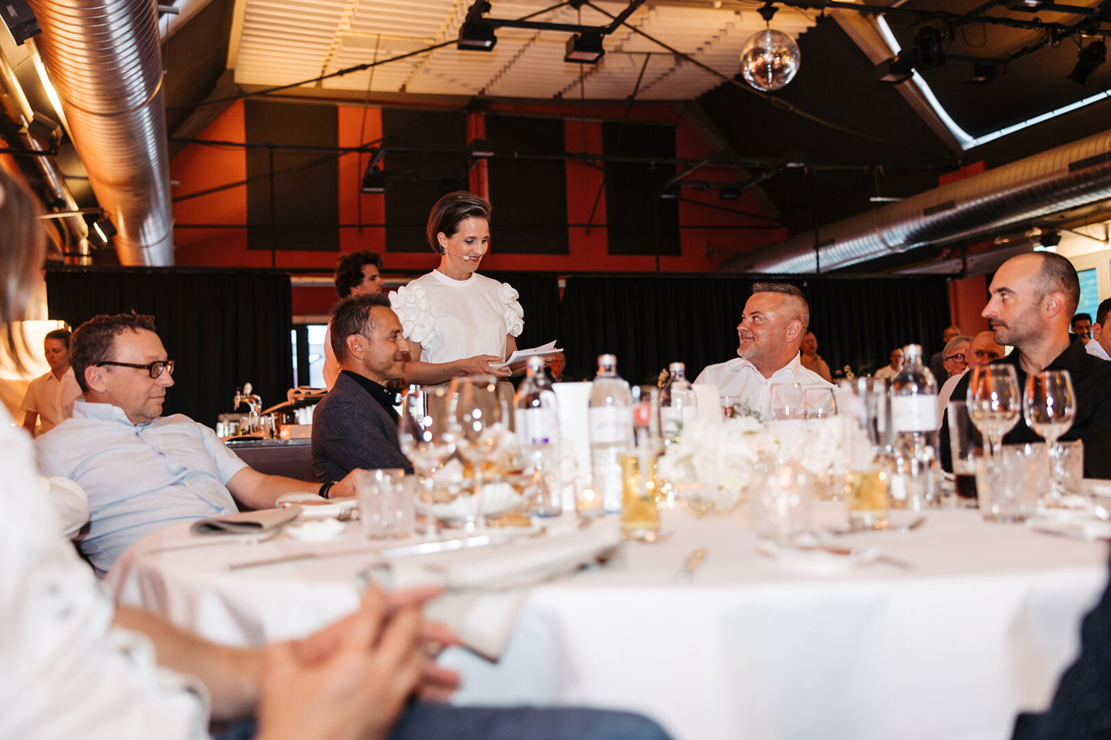 Moderatorin Martina Ess beim Interview der Innovations Preisträger.