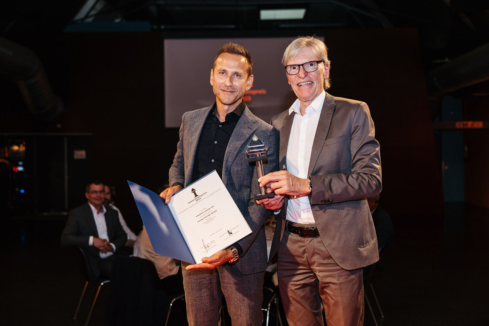 Michael Leitner (e.battery systems) und WKV Präsident Wilfried Hopfner (v. li.)