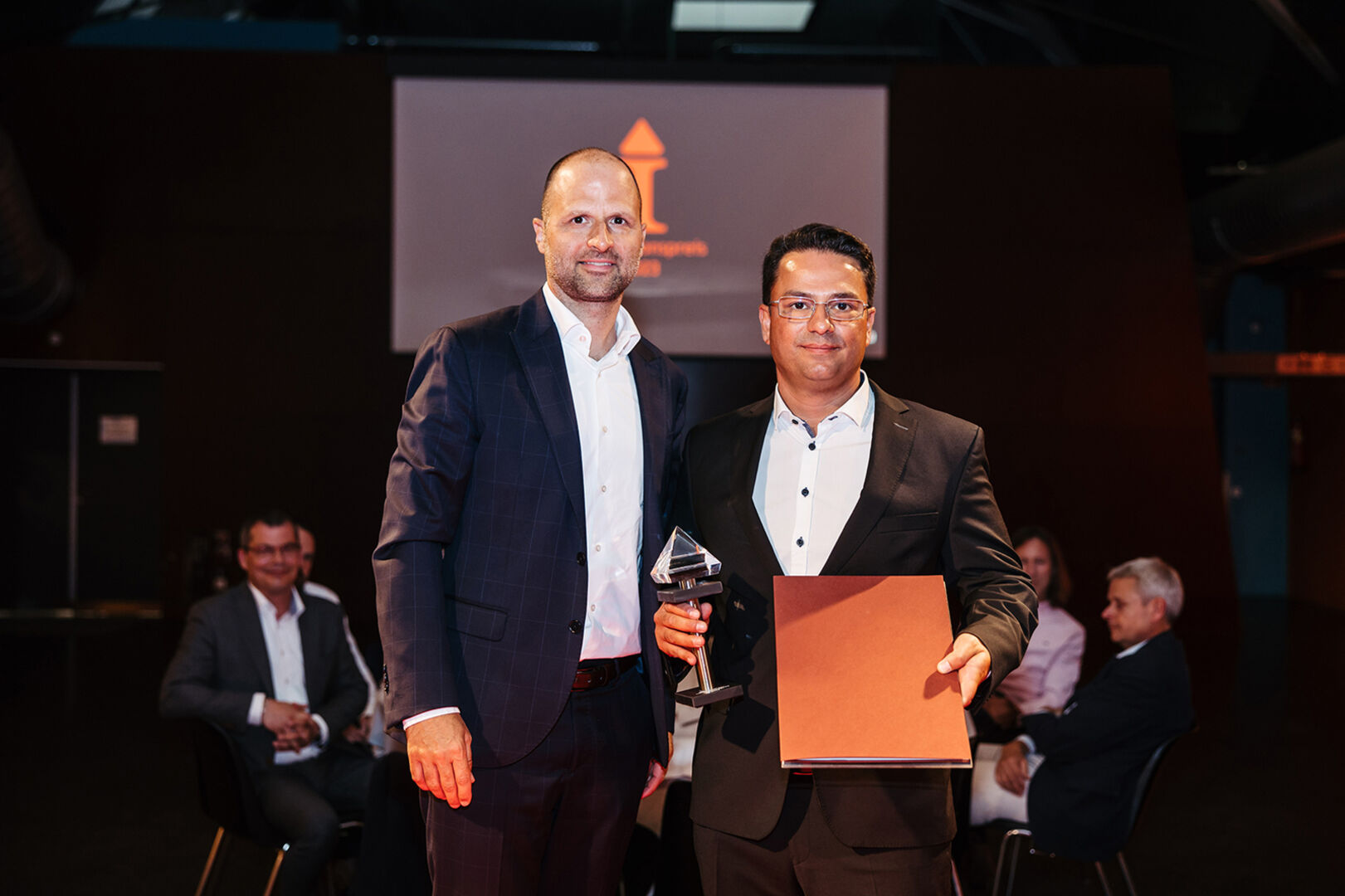 Landesrat Marco Tittler und Ramis Debir (POP Fender) (v.li.)