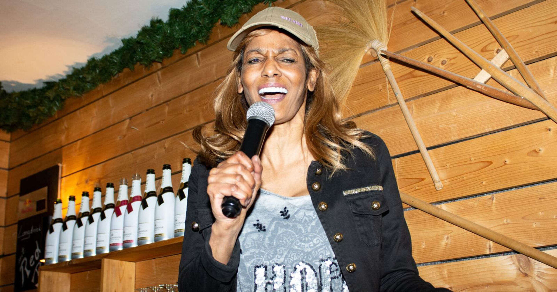 Naddel steht auf der Bühne und singt.