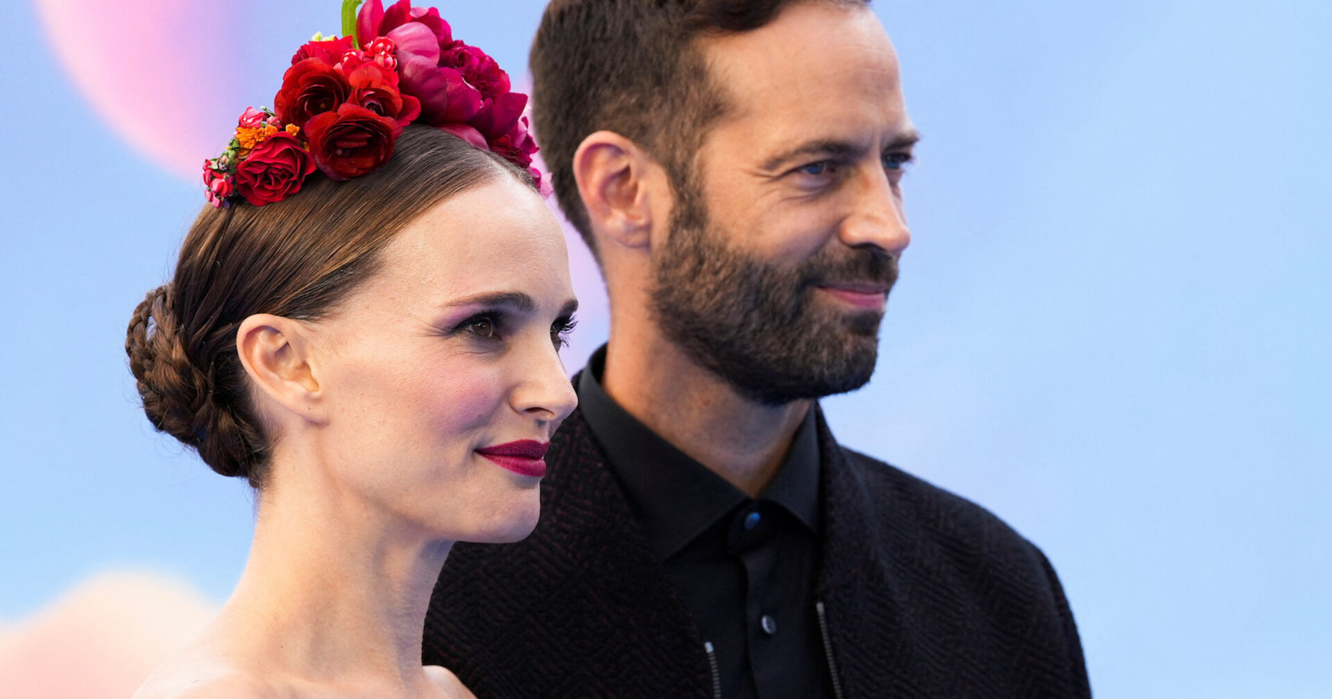 Schauspielerin Natalie Portman mit Blumenschmuck im Haar und Ehemann Benjamin Millepied.