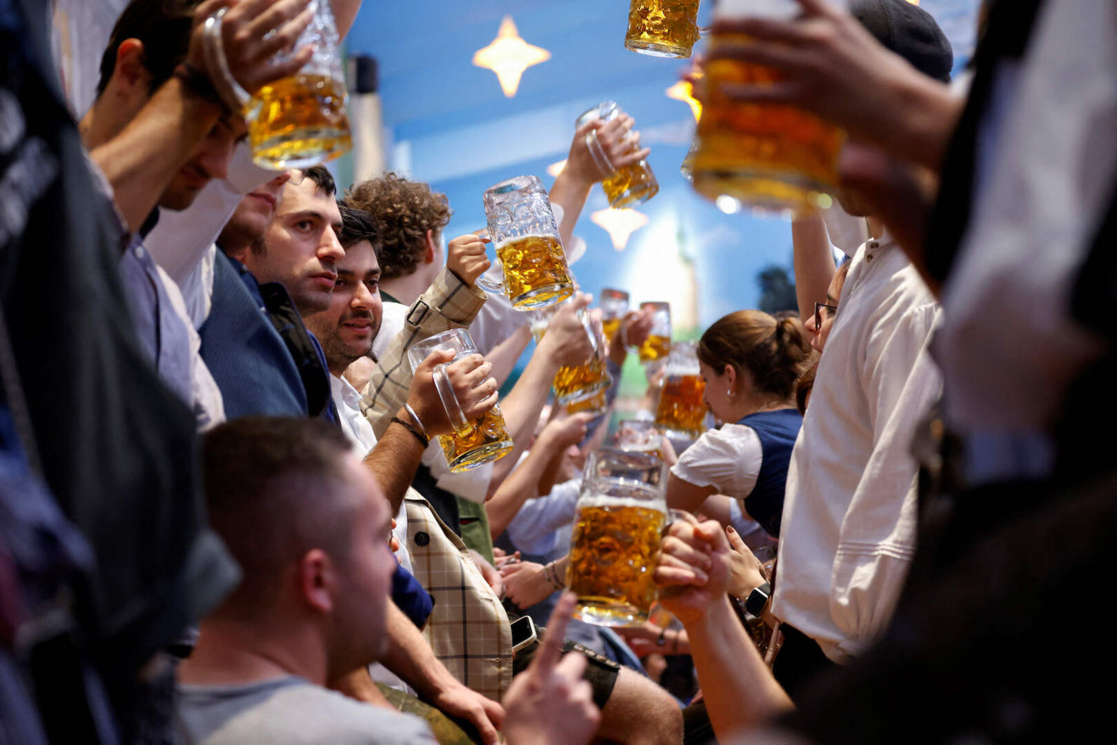 Viele Oktoberfest-Besucher stoßen mit Bier an.