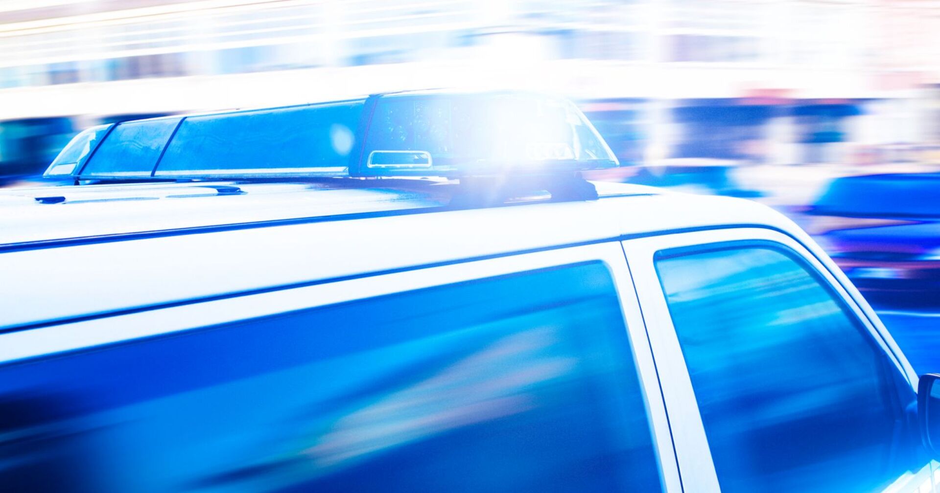 Das Blaulicht eines Polizeiautos