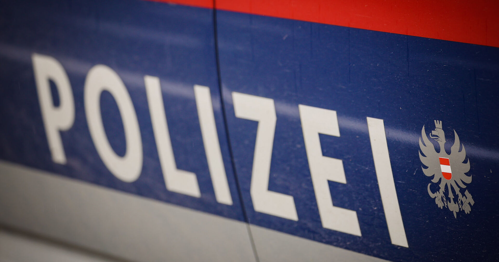 Schriftzug auf einem Polizei-Auto