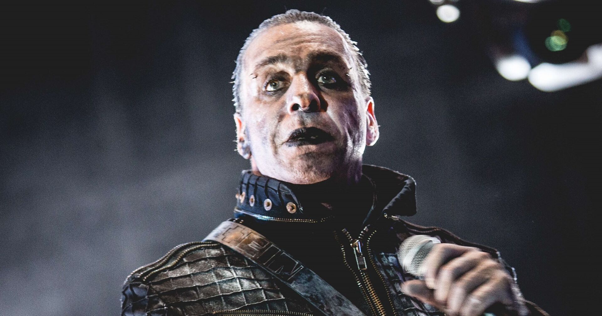Rammstein-Sänger Till Lindemann in Großaufnahme während eines Auftritts.