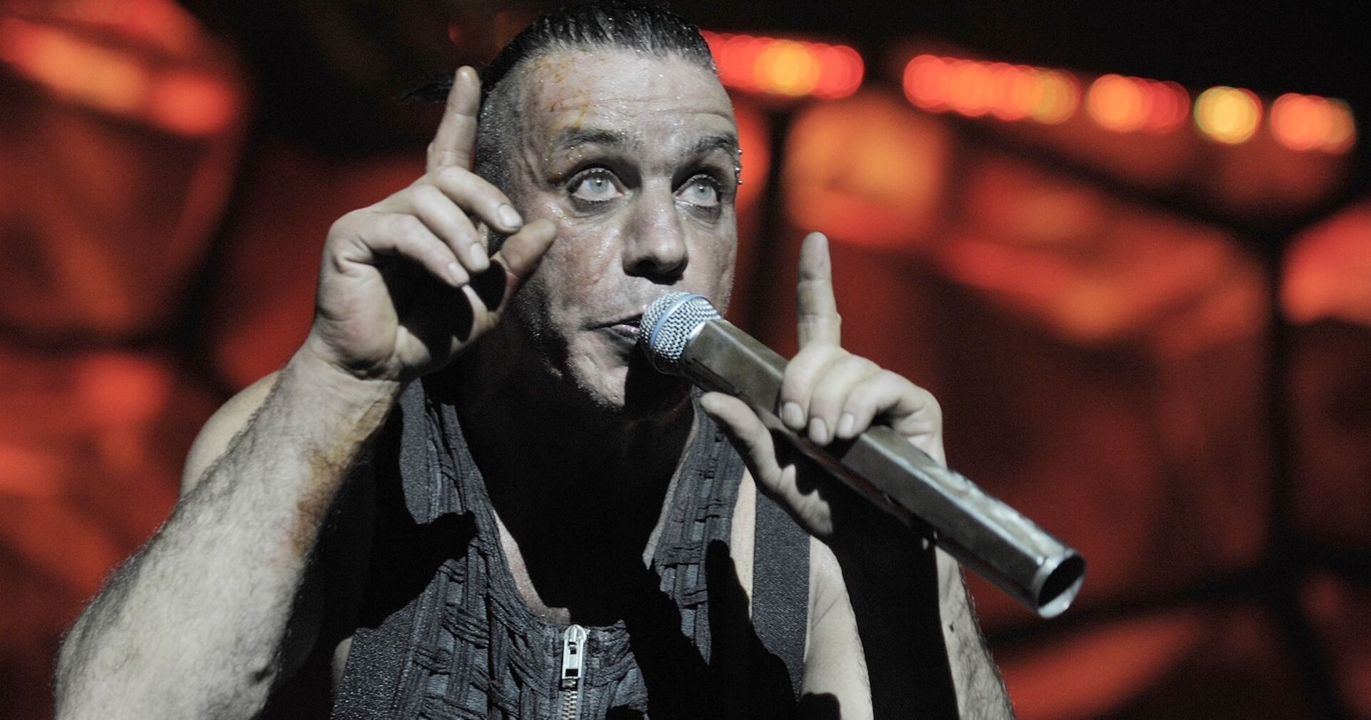 Großaufnahme von Lindemann auf der Bühne bei einem Rammsteinkonzert in Hamburg, 2011.